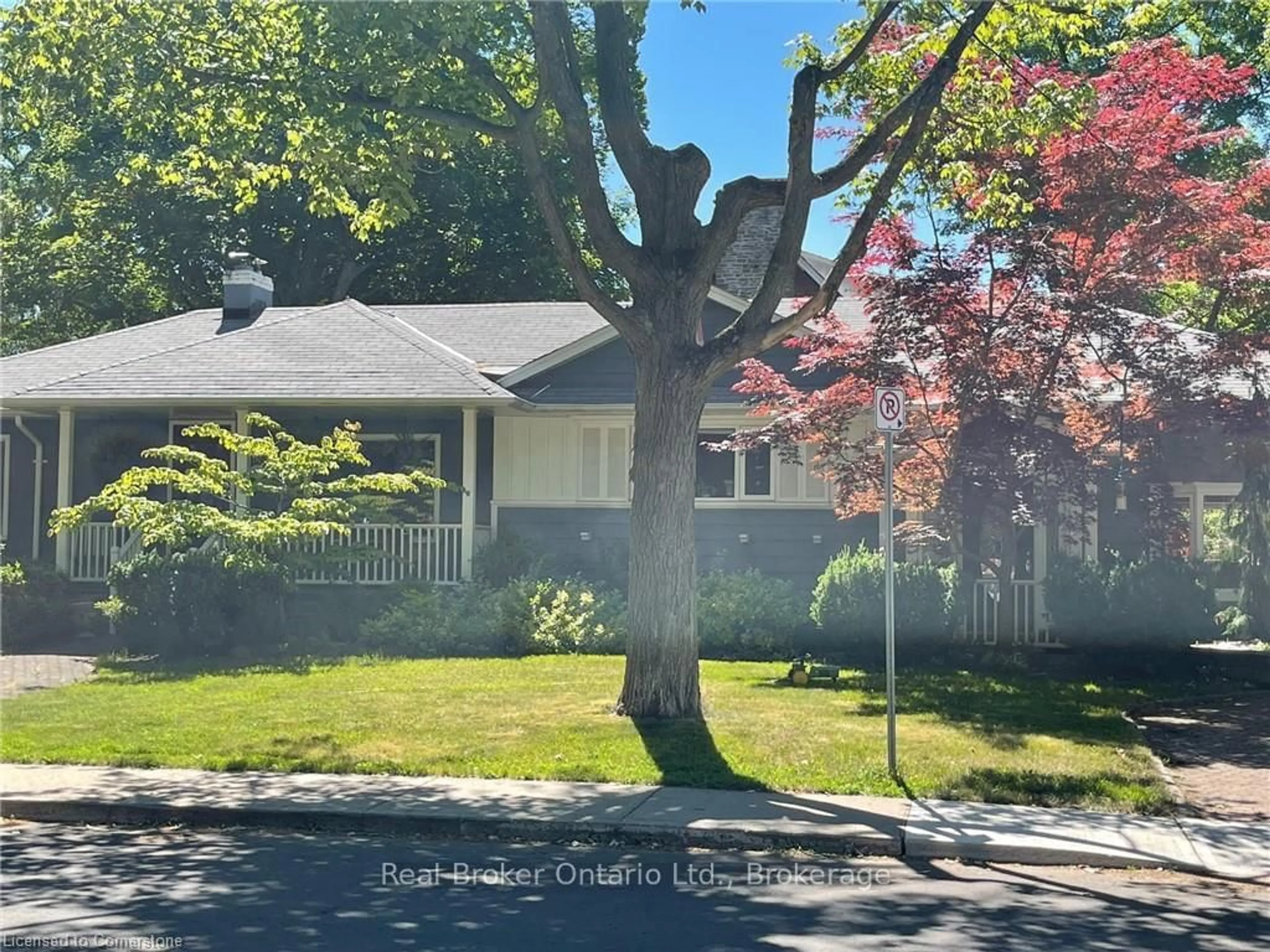 A pic from outside/outdoor area/front of a property/back of a property/a pic from drone, street for 374 Spruce St, Oakville Ontario L6J 2H3