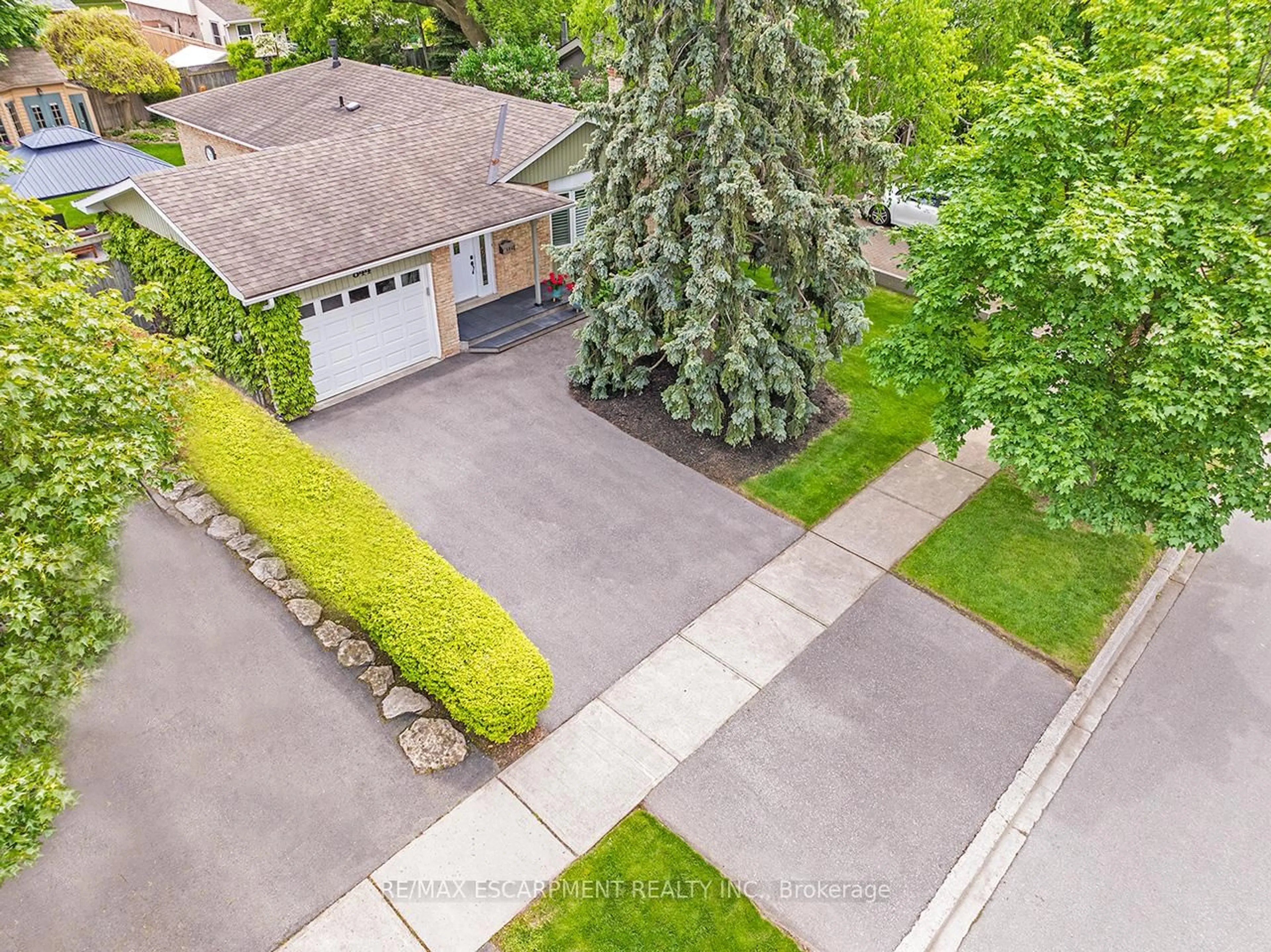 A pic from outside/outdoor area/front of a property/back of a property/a pic from drone, street for 844 Hemlock Dr, Milton Ontario L9T 3V5
