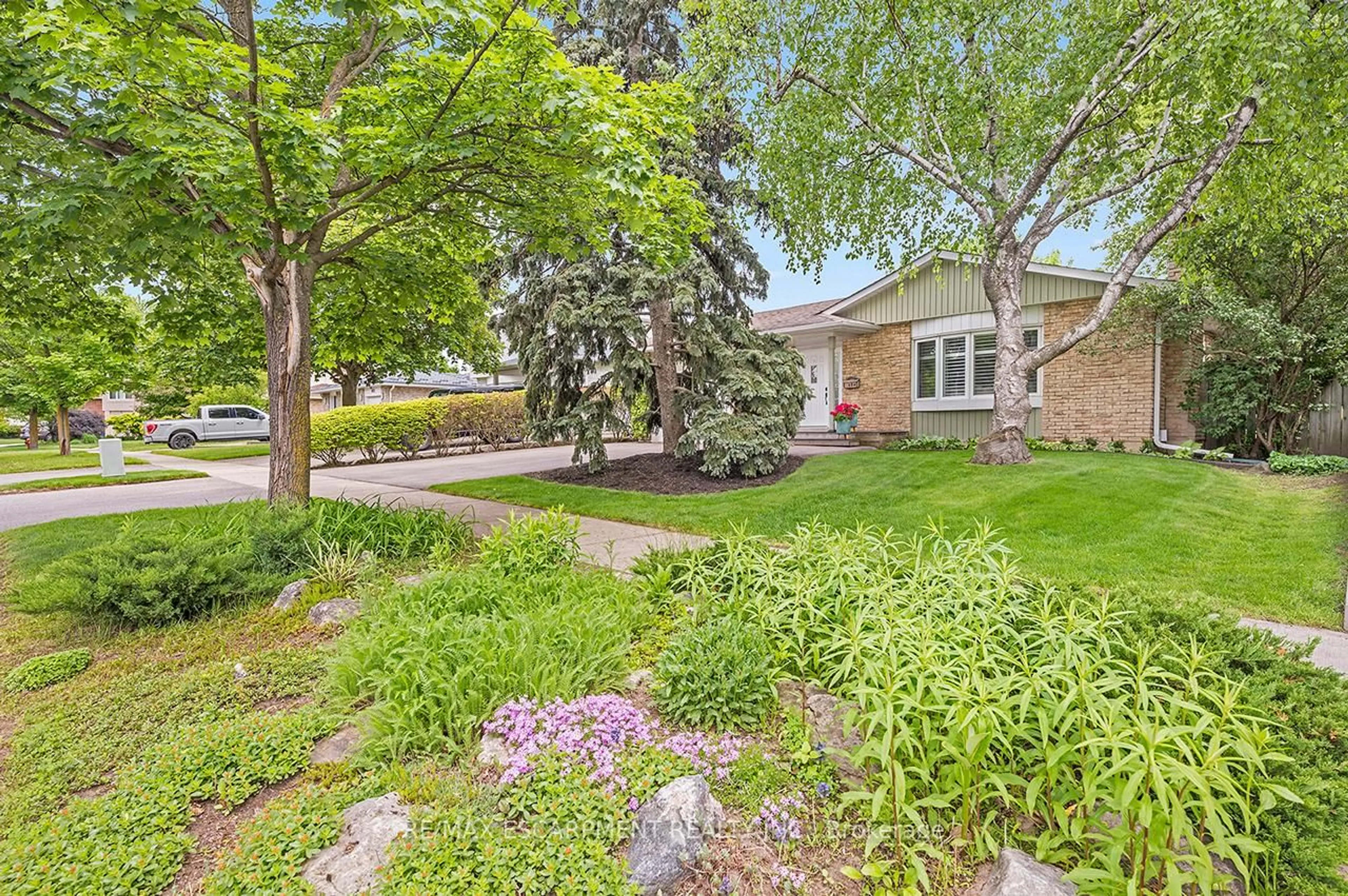 Patio, street for 844 Hemlock Dr, Milton Ontario L9T 3V5