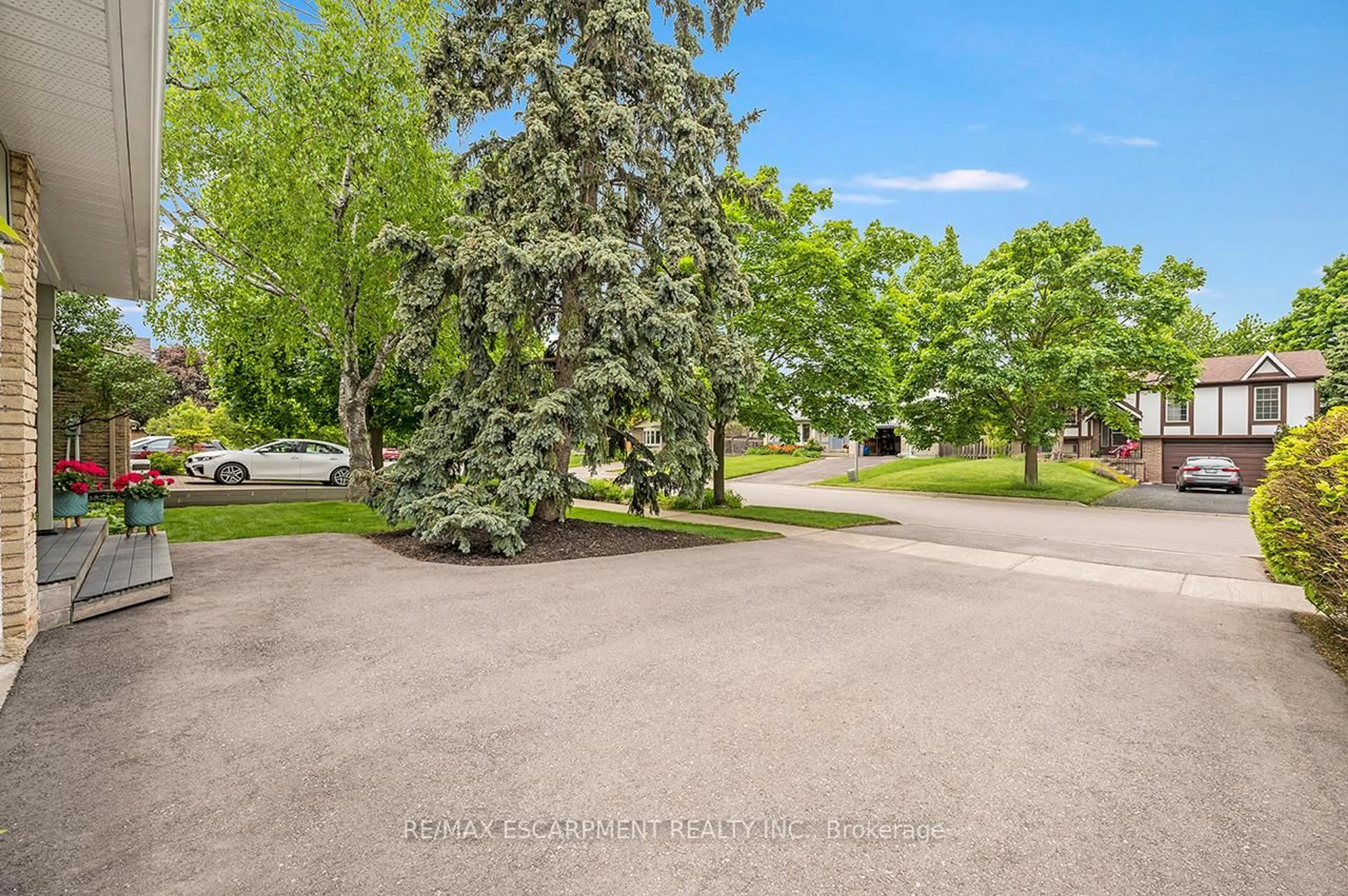 A pic from outside/outdoor area/front of a property/back of a property/a pic from drone, unknown for 844 Hemlock Dr, Milton Ontario L9T 3V5