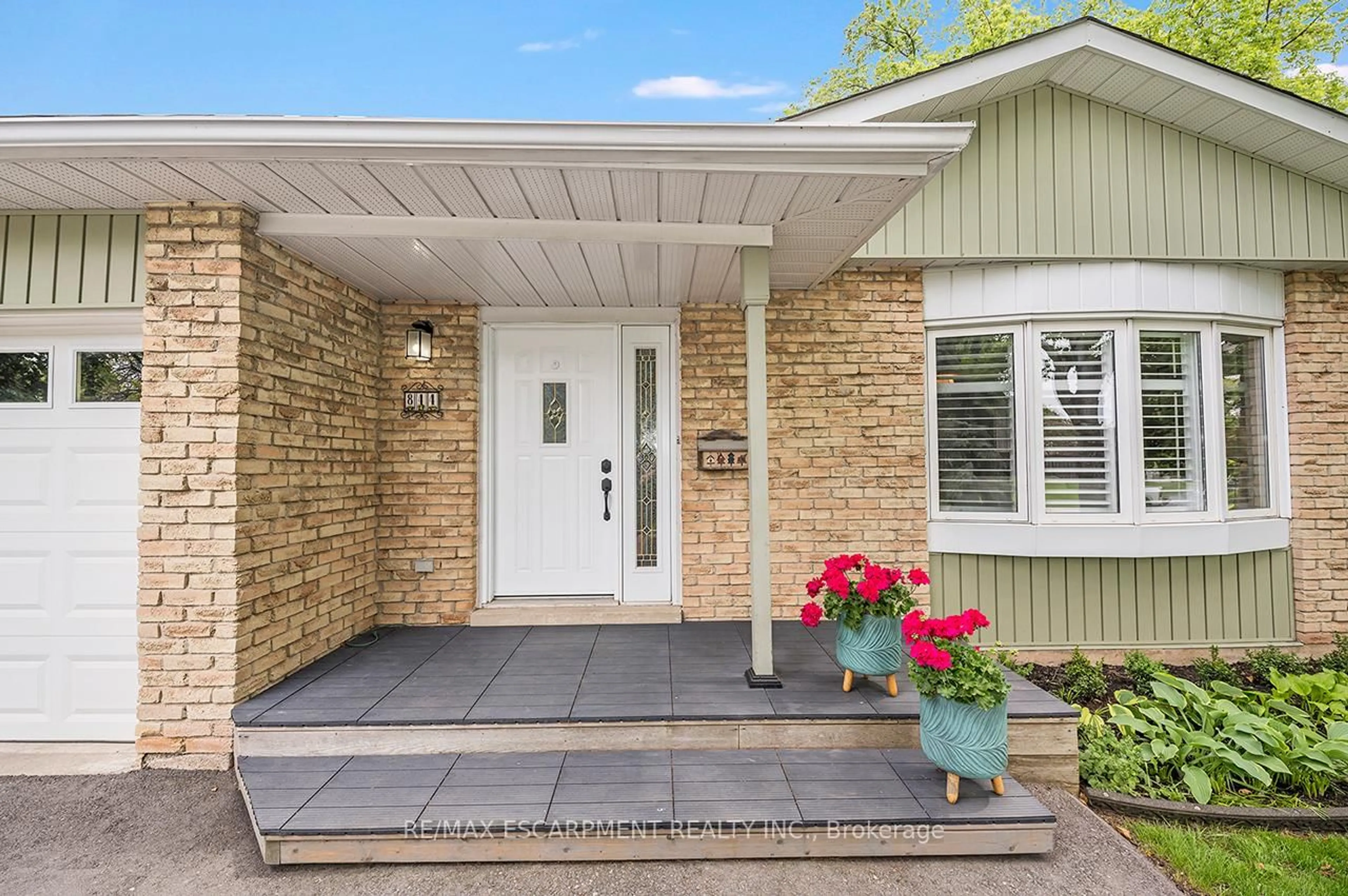 Home with vinyl exterior material, street for 844 Hemlock Dr, Milton Ontario L9T 3V5
