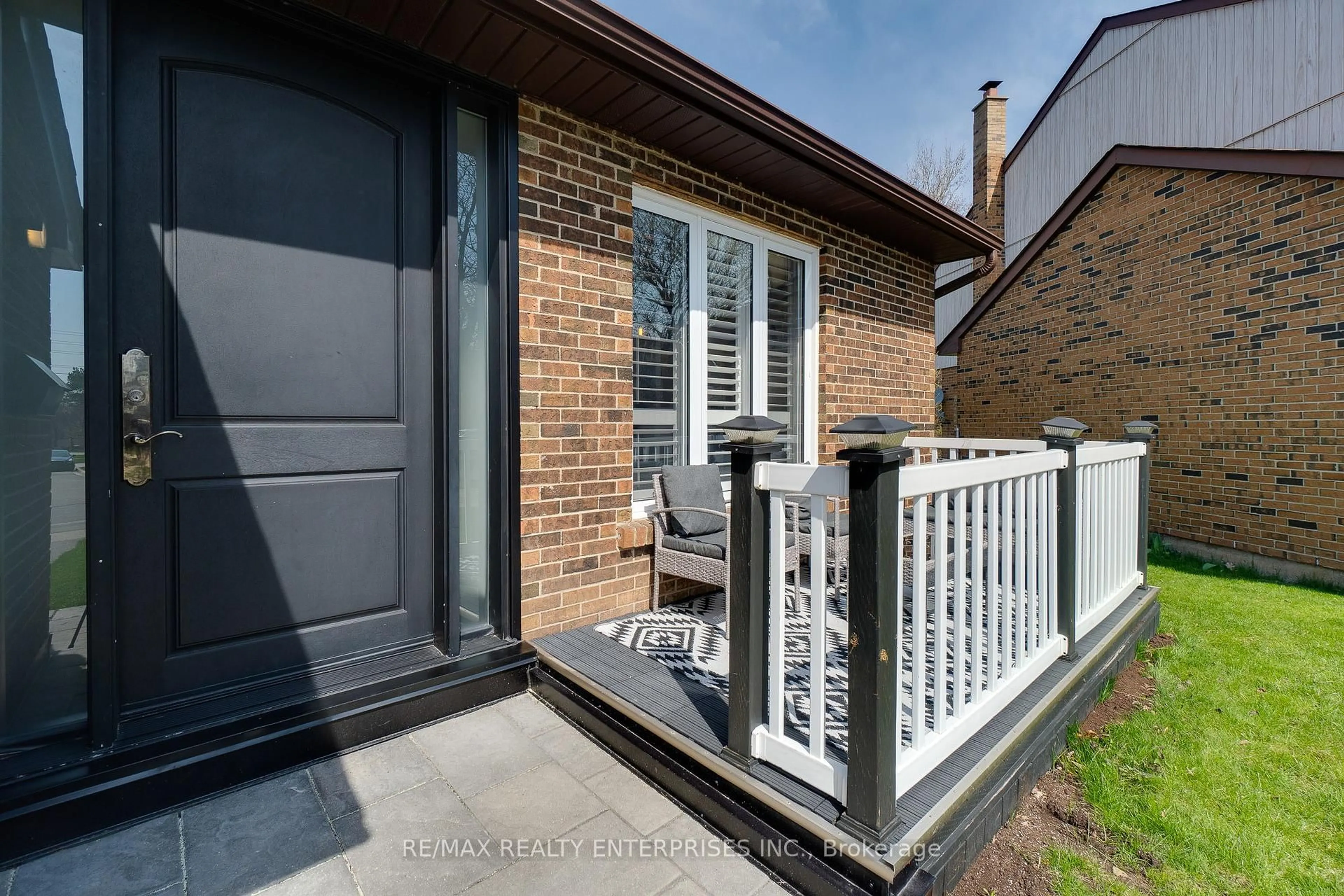 A pic from outside/outdoor area/front of a property/back of a property/a pic from drone, street for 4280 Flitter Crt, Mississauga Ontario L5L 2H8