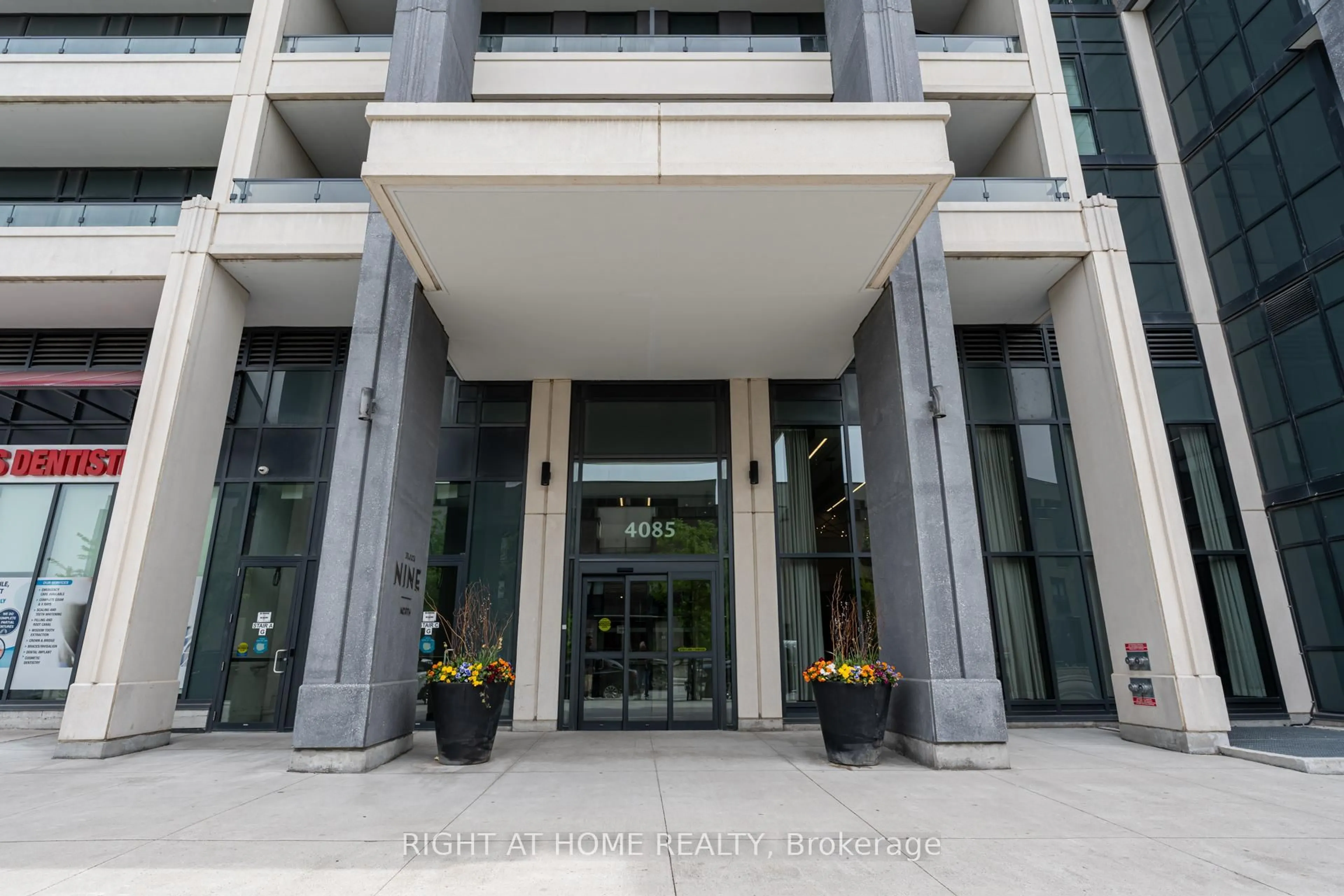 Indoor foyer for 4085 Parkside Village Dr #505, Mississauga Ontario L5B 0K9