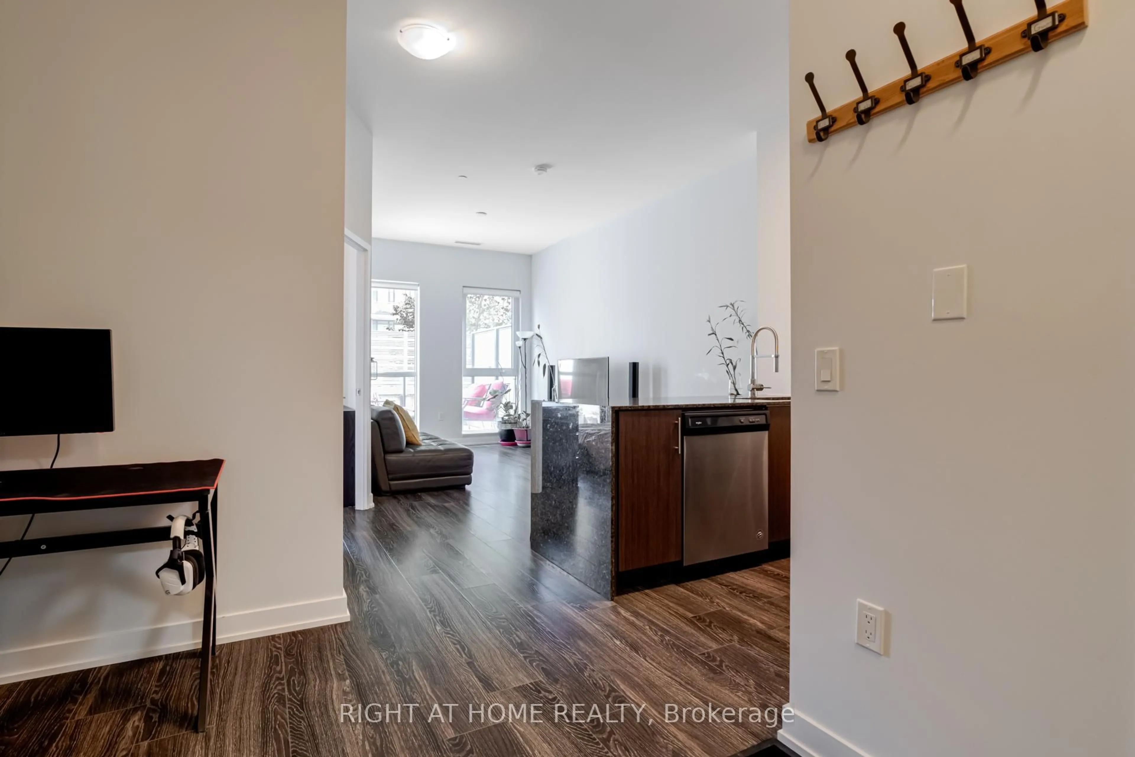 Indoor entryway for 4085 Parkside Village Dr #505, Mississauga Ontario L5B 0K9