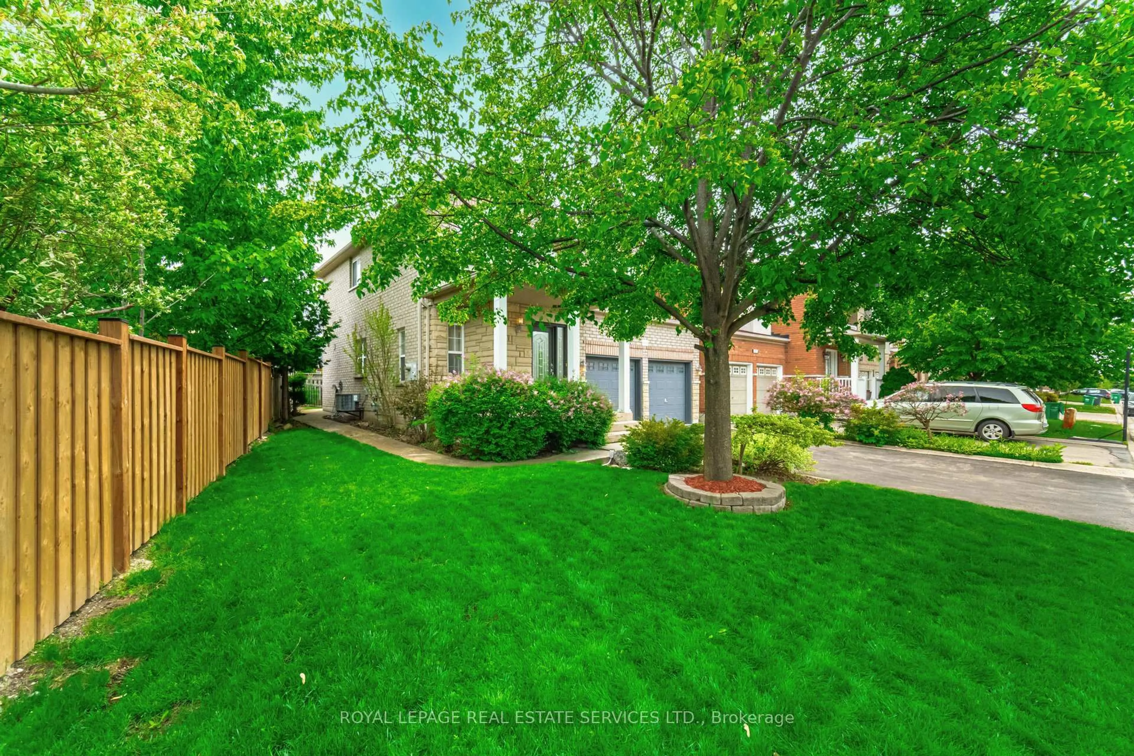 A pic from outside/outdoor area/front of a property/back of a property/a pic from drone, street for 3896 Bloomington Cres, Mississauga Ontario L5M 7H4