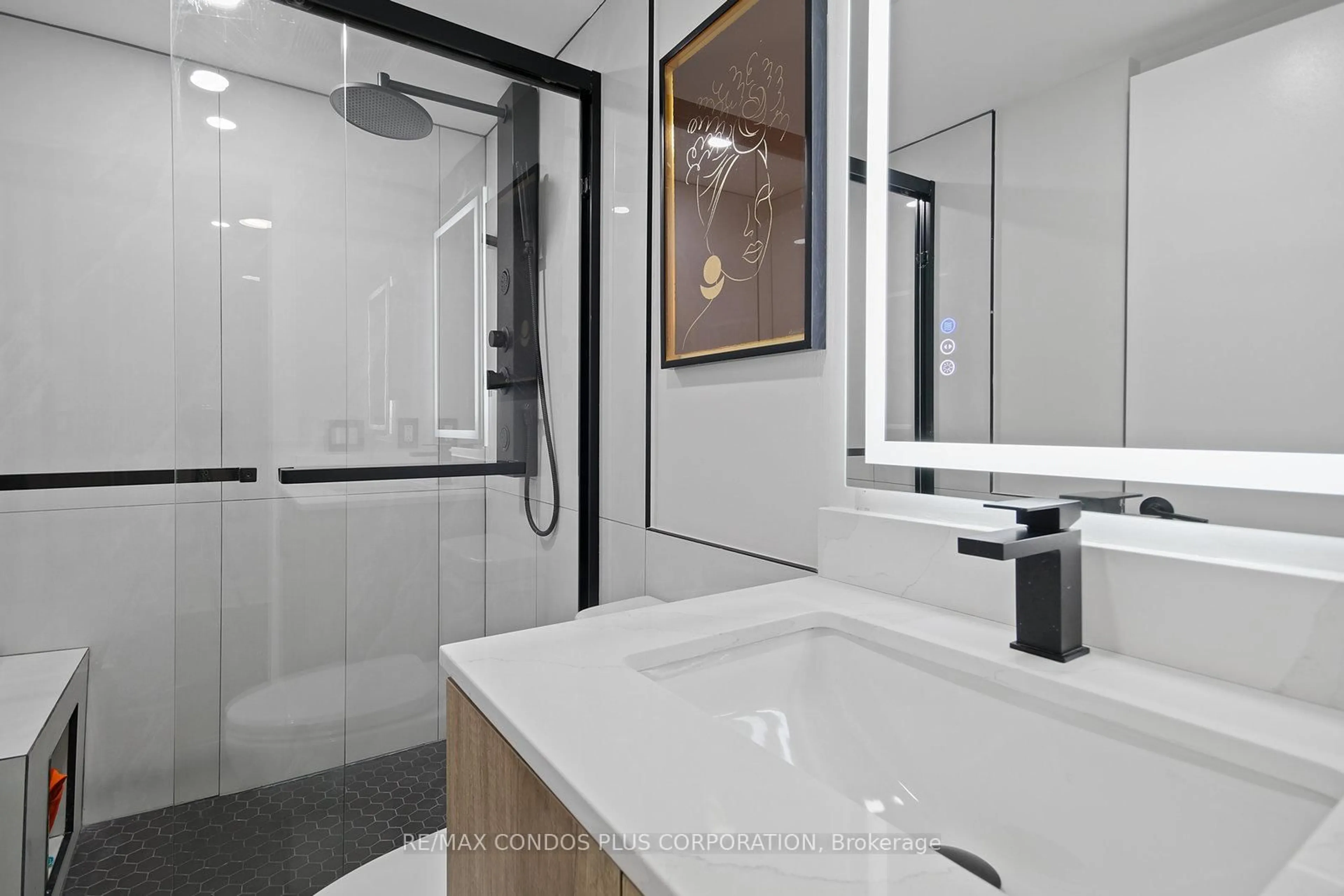 Standard bathroom, ceramic/tile floor for 155 Legion Rd #912, Toronto Ontario M8Y 0A7