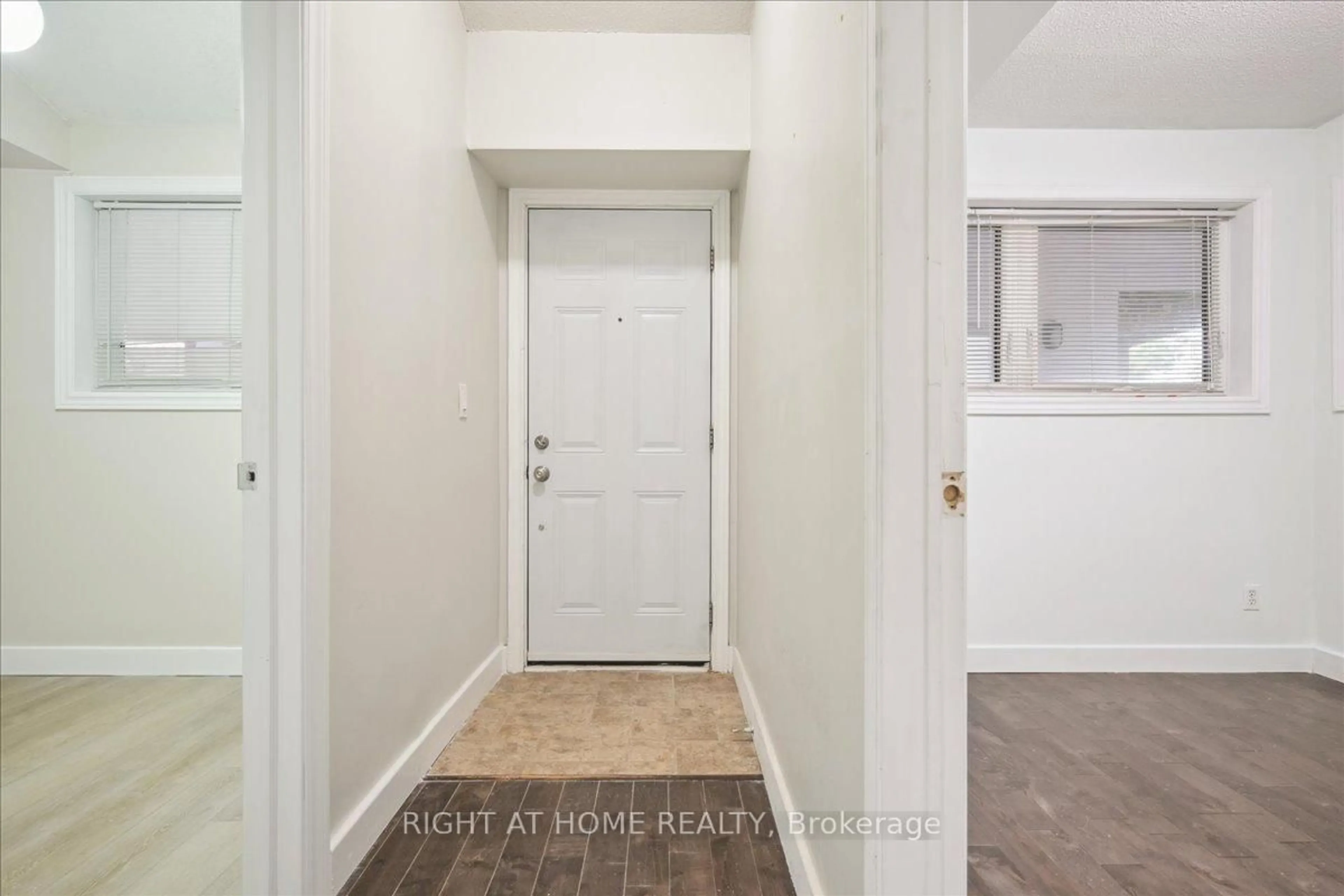 Indoor entryway for 65 Bristol Rd #229, Mississauga Ontario L4Z 3P1
