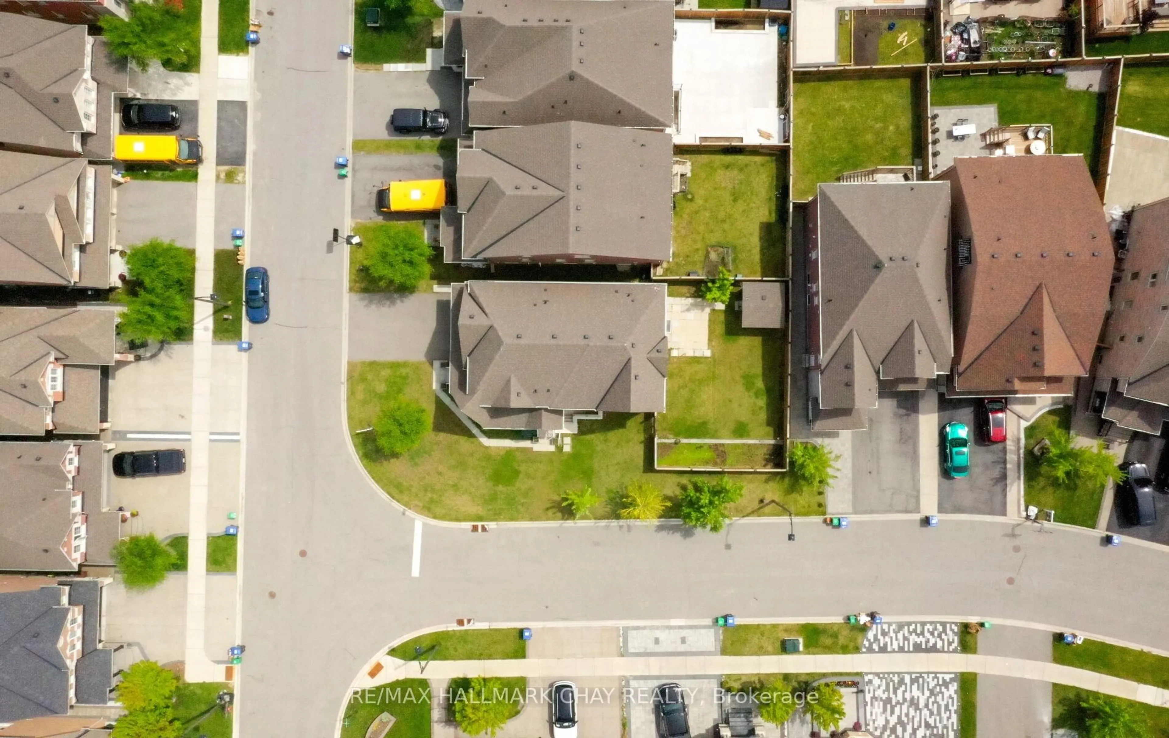 A pic from outside/outdoor area/front of a property/back of a property/a pic from drone, street for 40 Hamilton Crt, Caledon Ontario L7C 4B5