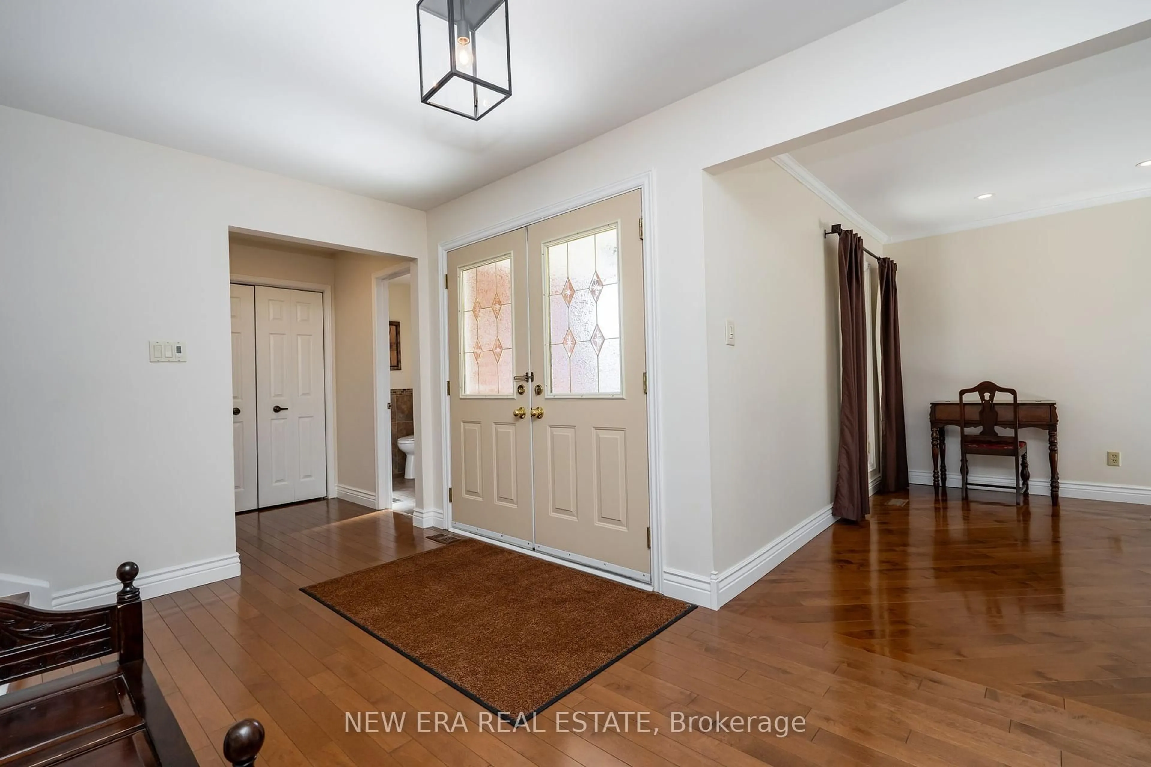 Indoor entryway for 6 Cairnmore Crt, Brampton Ontario L6Z 1T6