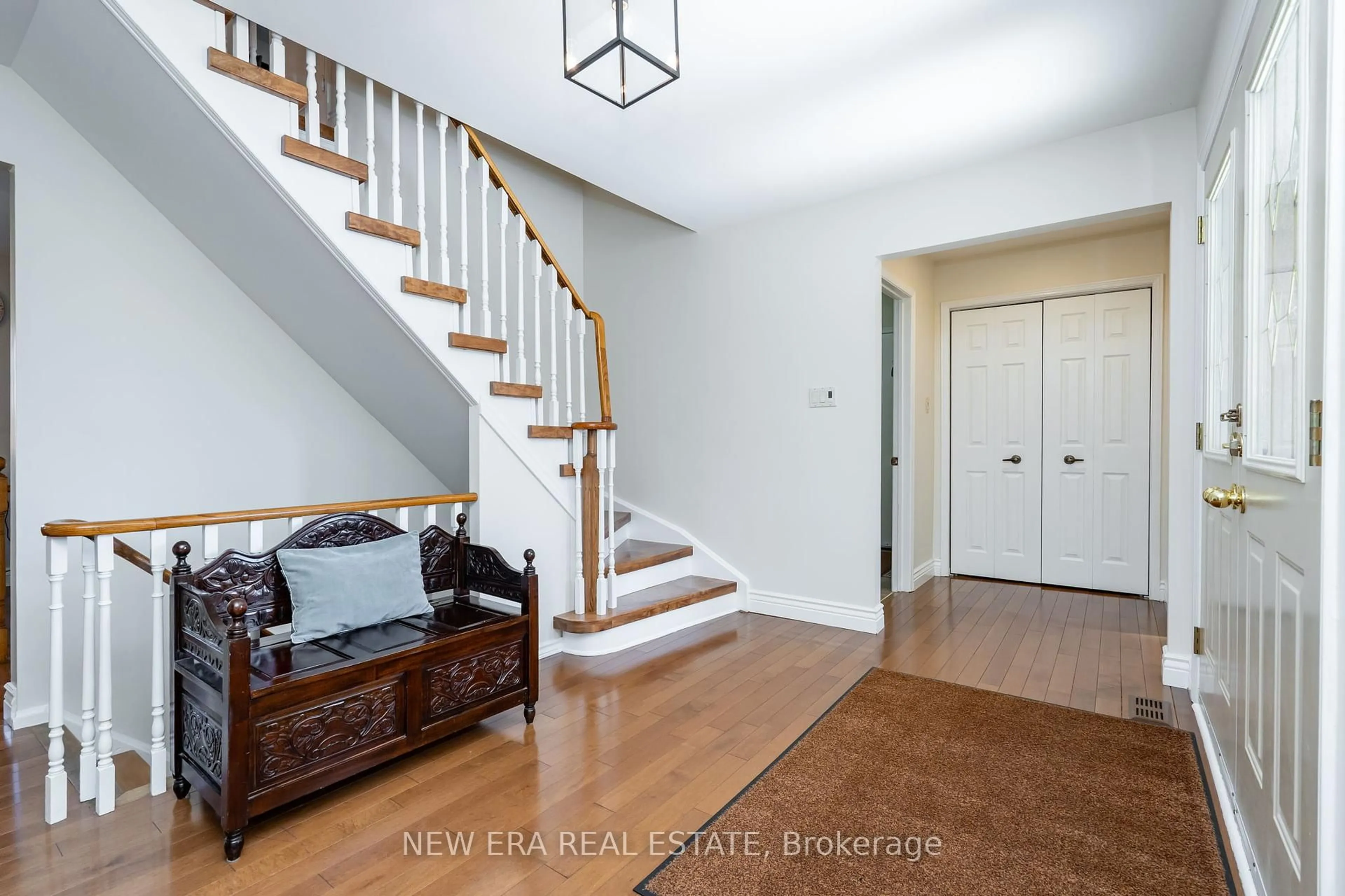 Indoor entryway for 6 Cairnmore Crt, Brampton Ontario L6Z 1T6