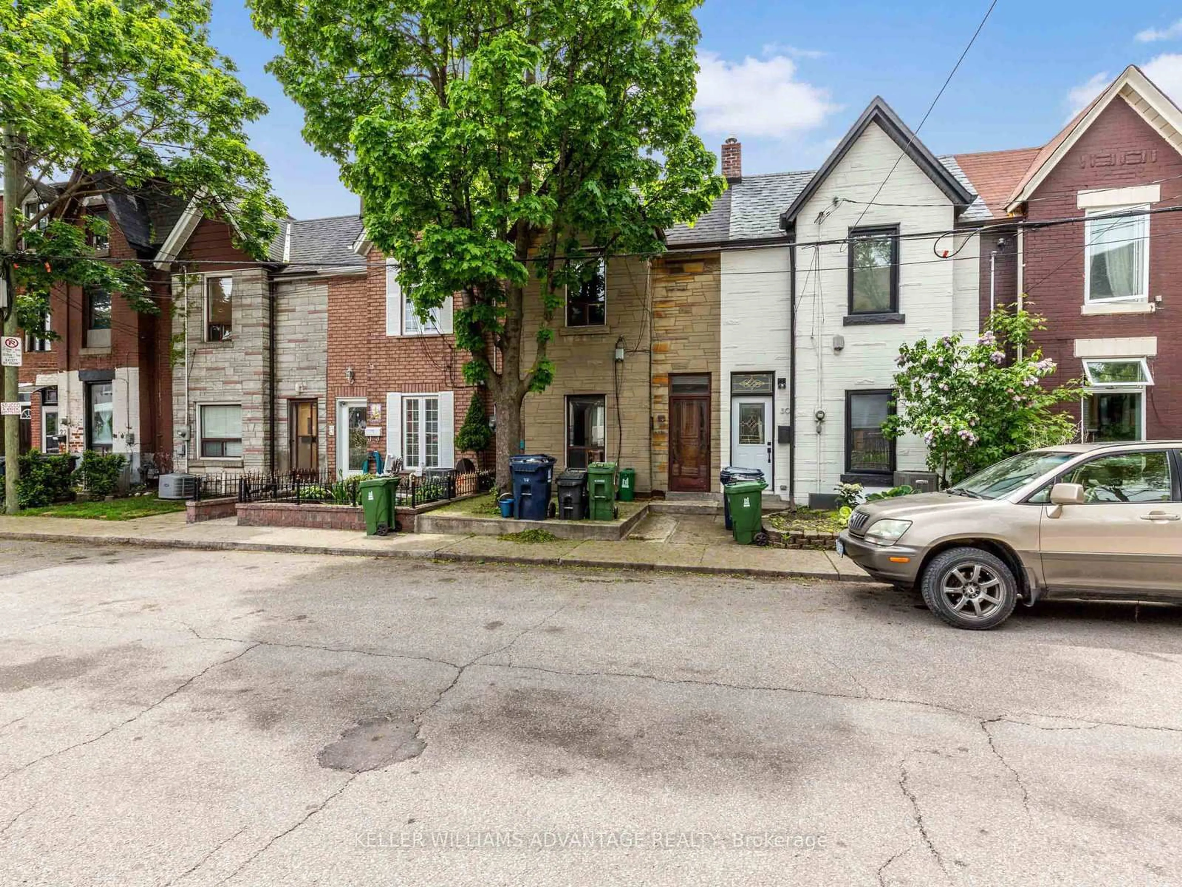 A pic from outside/outdoor area/front of a property/back of a property/a pic from drone, street for 28 Miller St, Toronto Ontario M6N 2Z7