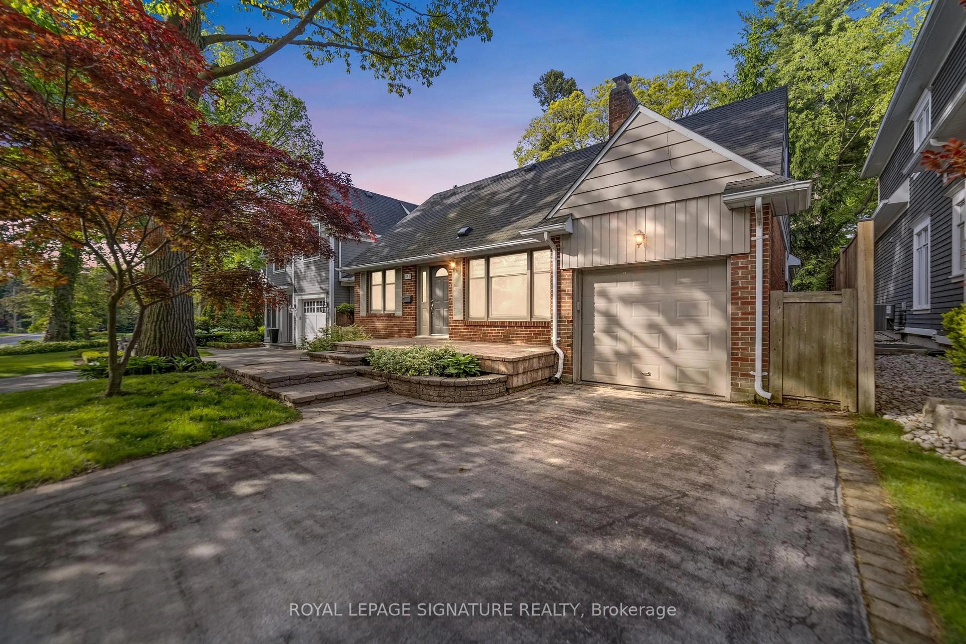 A pic from outside/outdoor area/front of a property/back of a property/a pic from drone, street for 294 Watson Ave, Oakville Ontario L6J 3V4