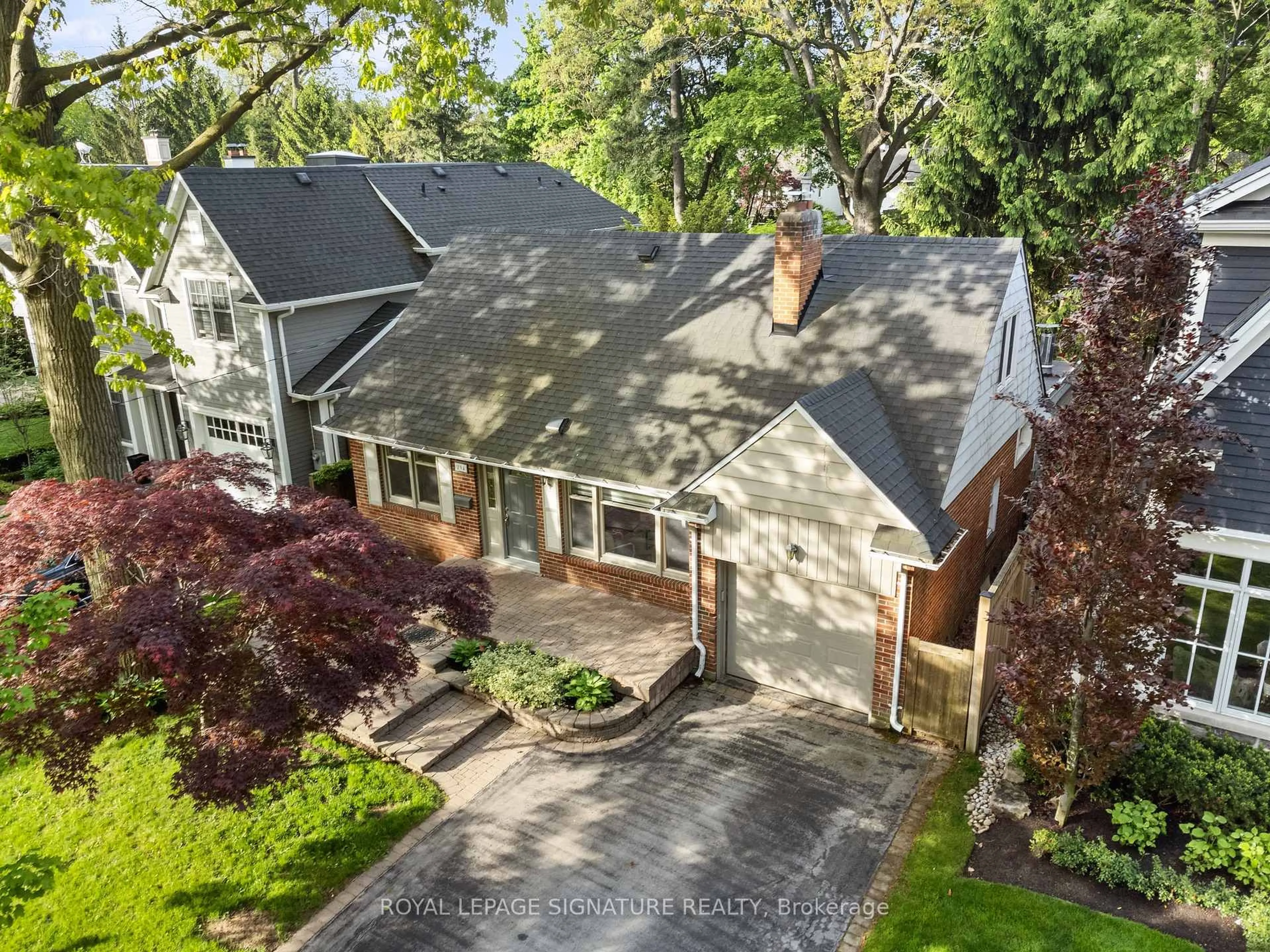 A pic from outside/outdoor area/front of a property/back of a property/a pic from drone, street for 294 Watson Ave, Oakville Ontario L6J 3V4
