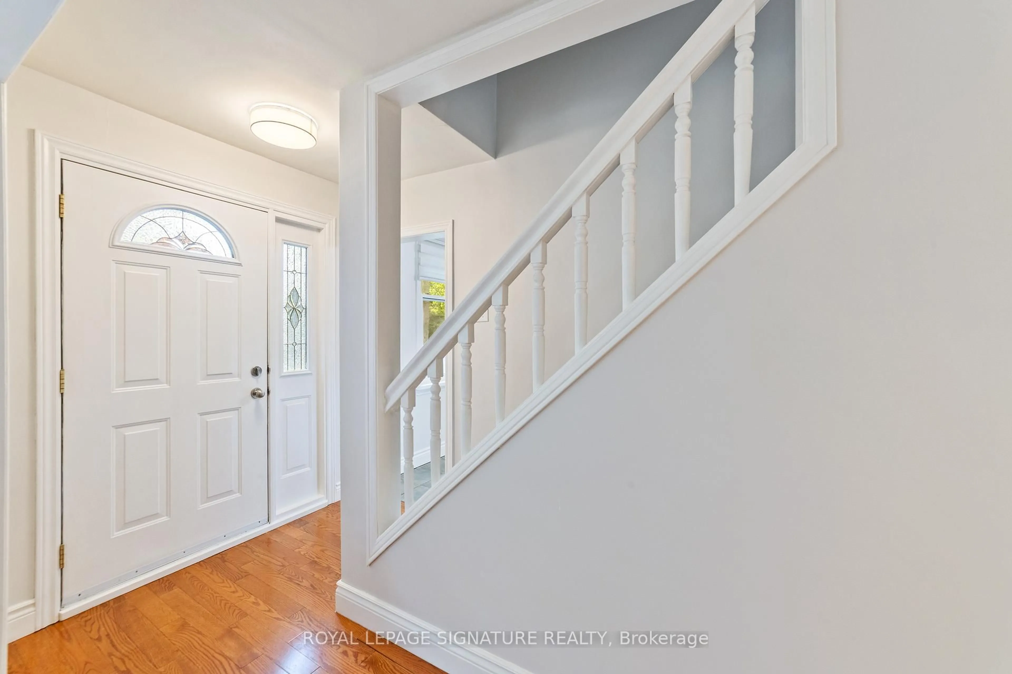 Indoor entryway for 294 Watson Ave, Oakville Ontario L6J 3V4