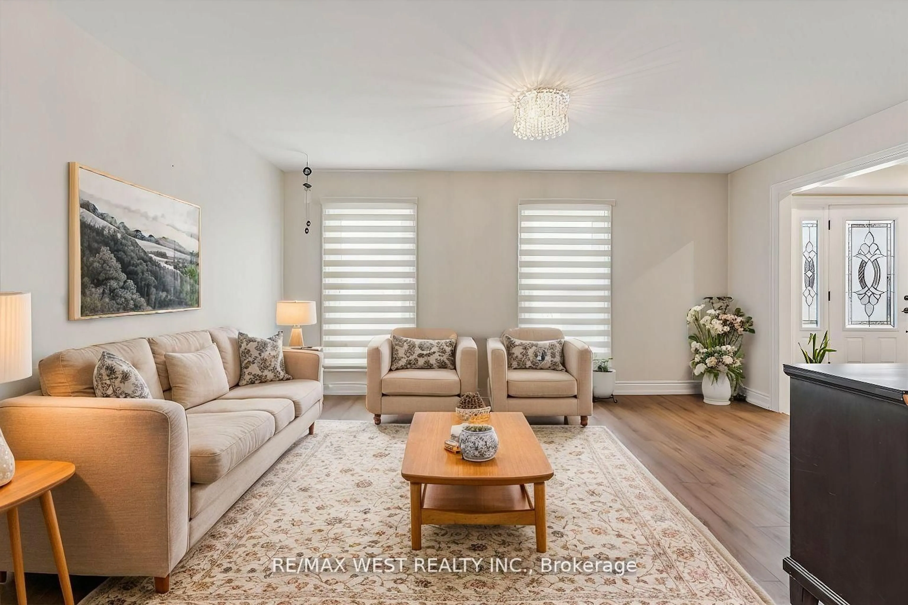 Living room with furniture, unknown for 209 Louis Dr, Mississauga Ontario L5B 2V5