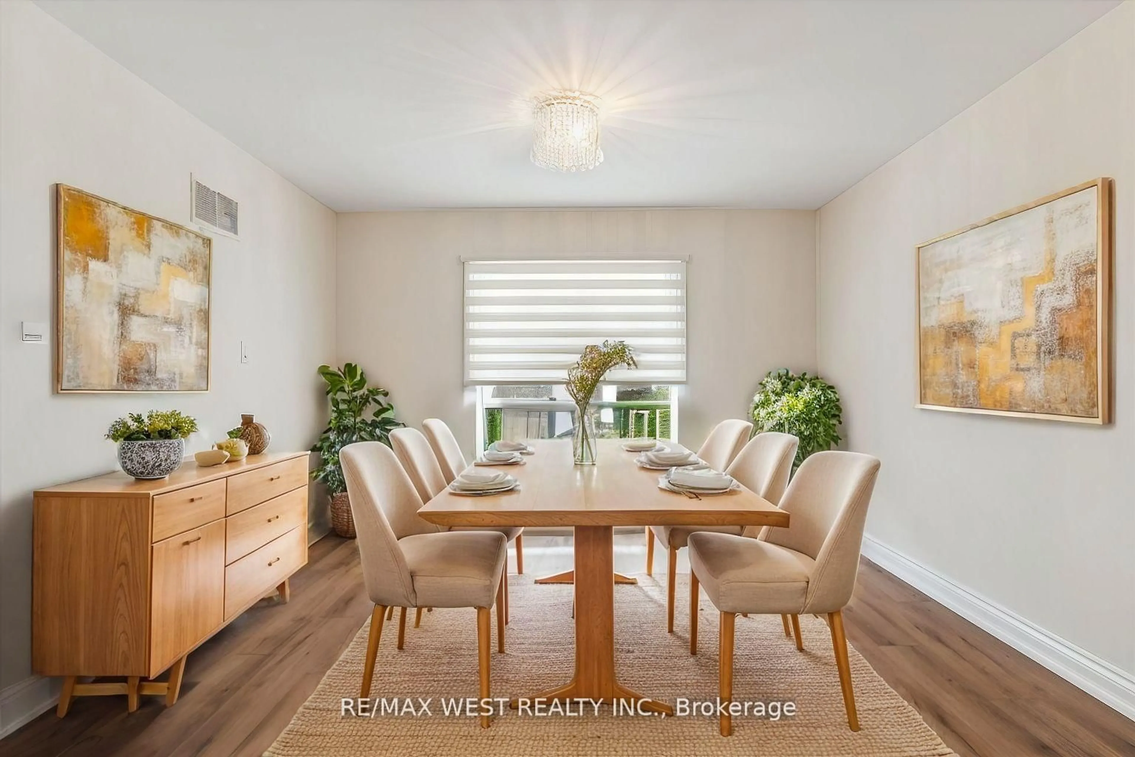 Dining room, wood/laminate floor for 209 Louis Dr, Mississauga Ontario L5B 2V5