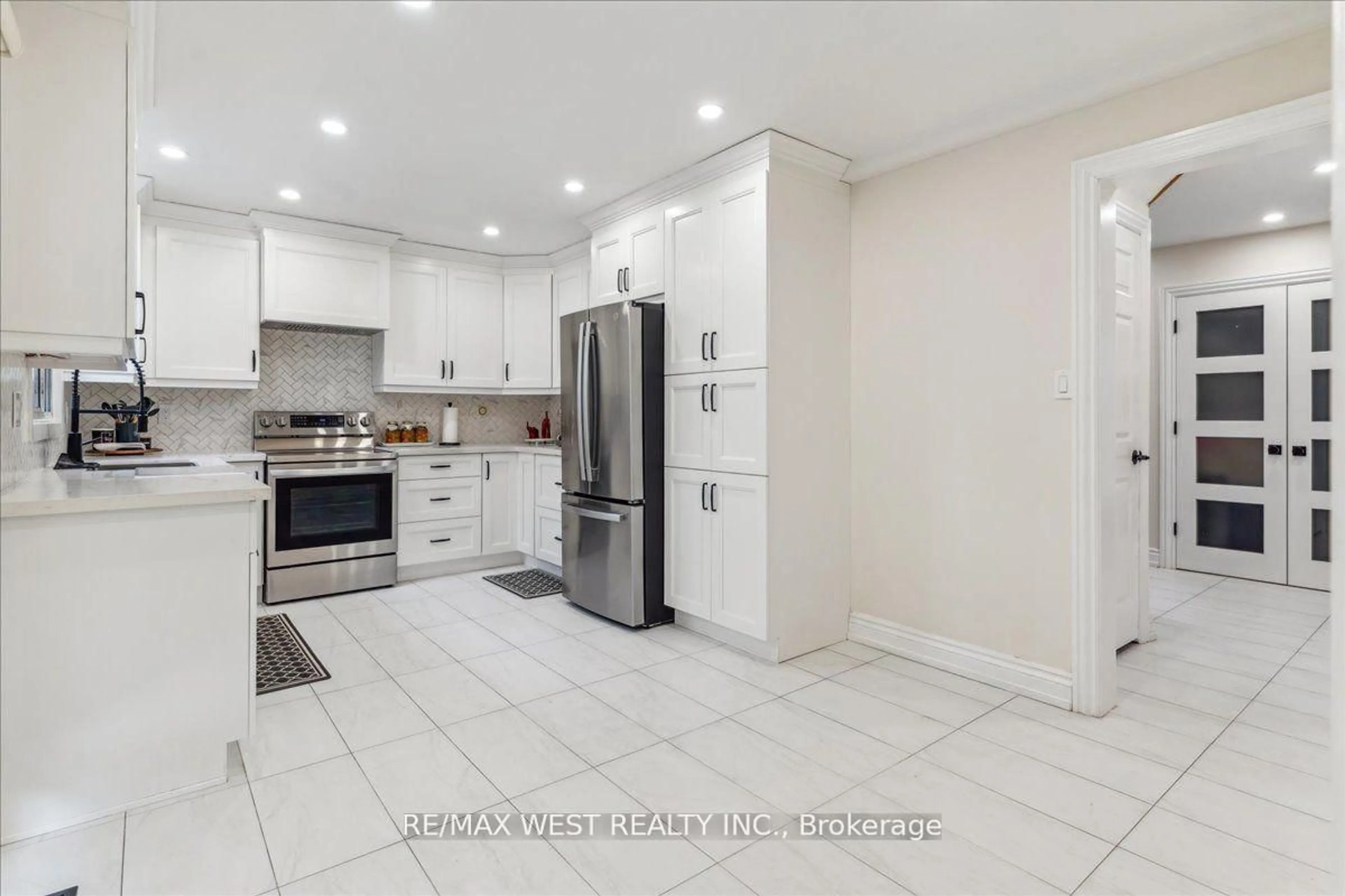Open concept kitchen, ceramic/tile floor for 209 Louis Dr, Mississauga Ontario L5B 2V5