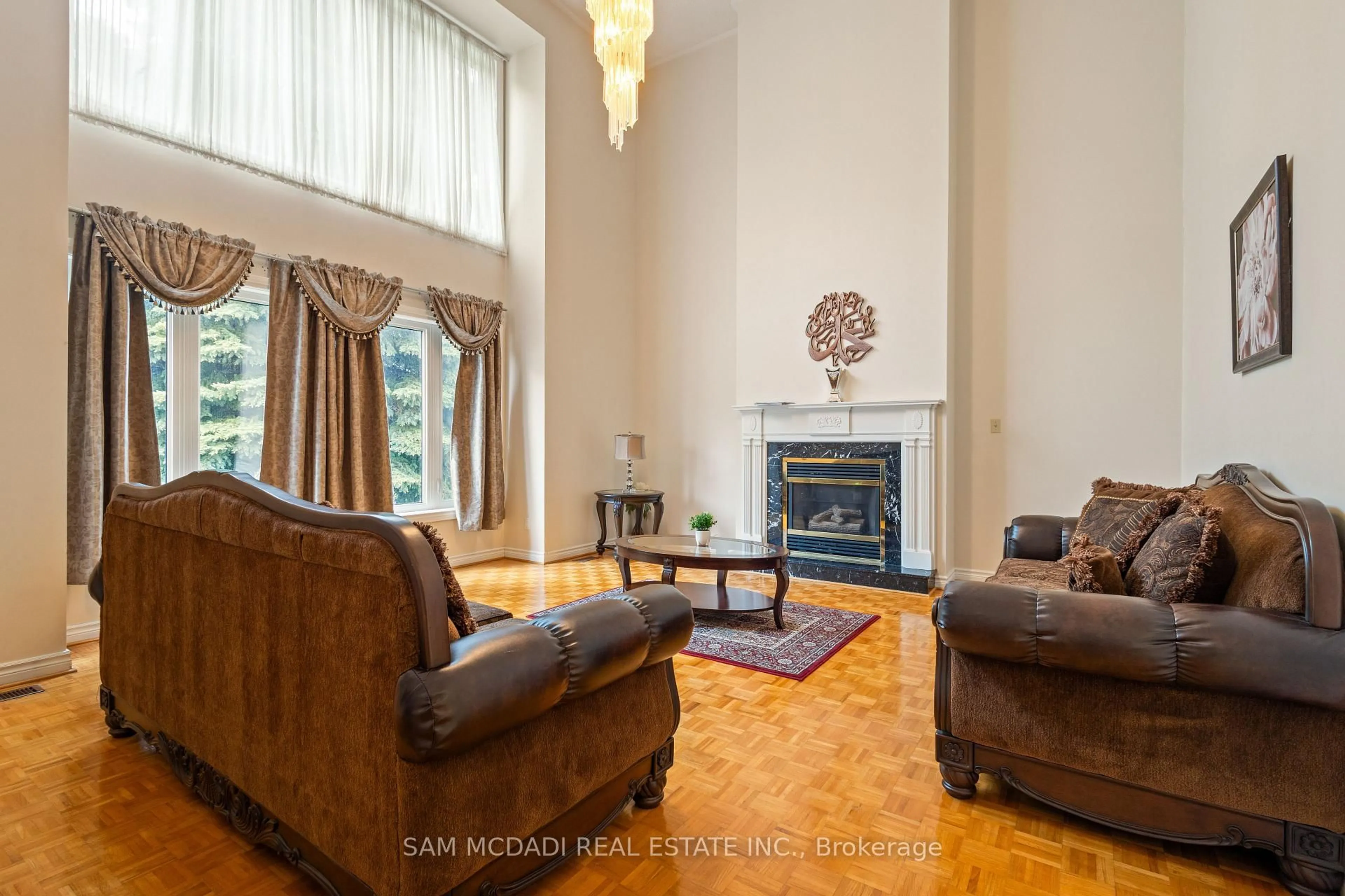 Living room with furniture, unknown for 2492 Erin Centre Blvd, Mississauga Ontario L5M 5B2