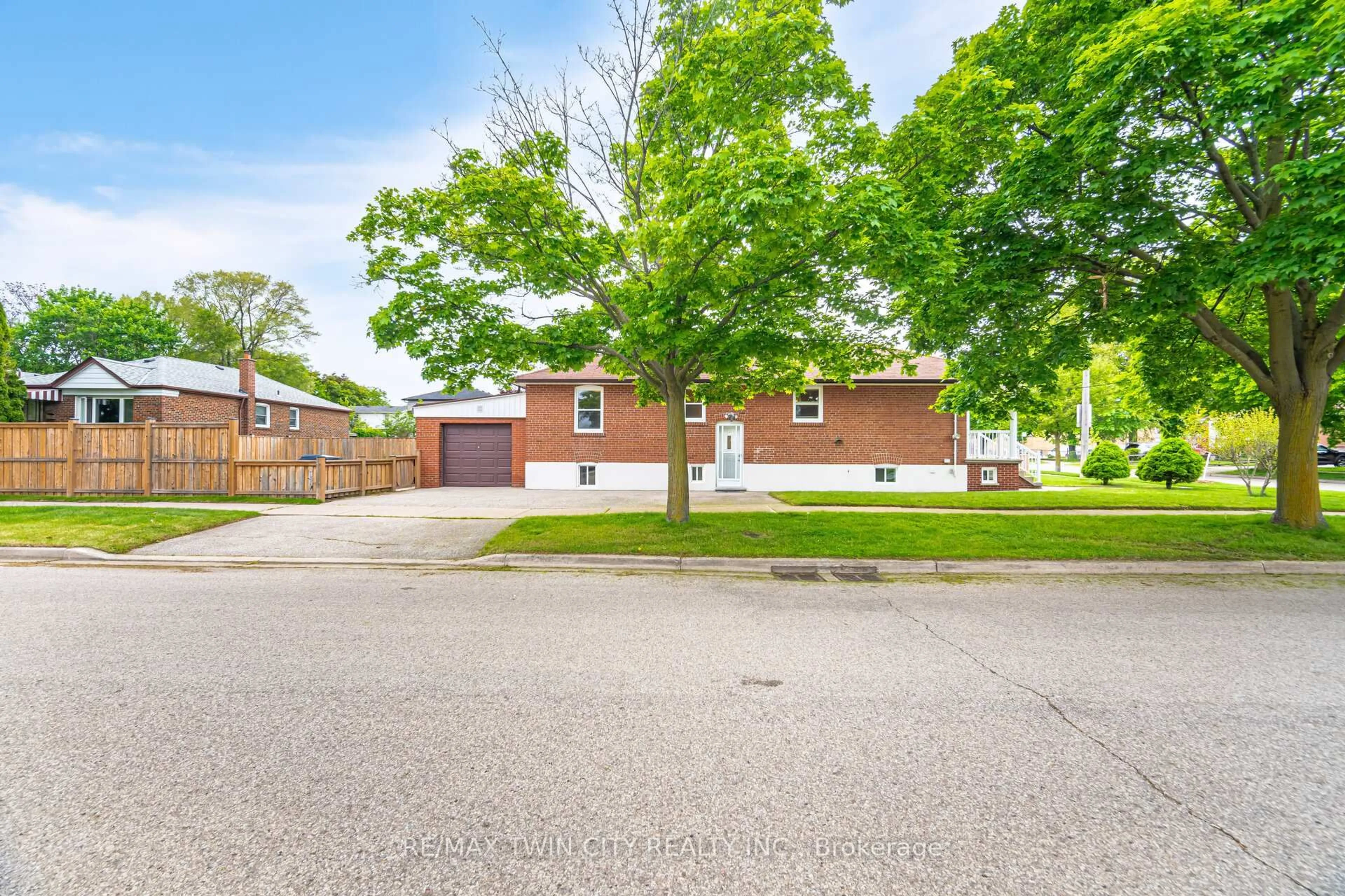 Home with brick exterior material, street for 425 Lanor Ave, Toronto Ontario M8W 2R9