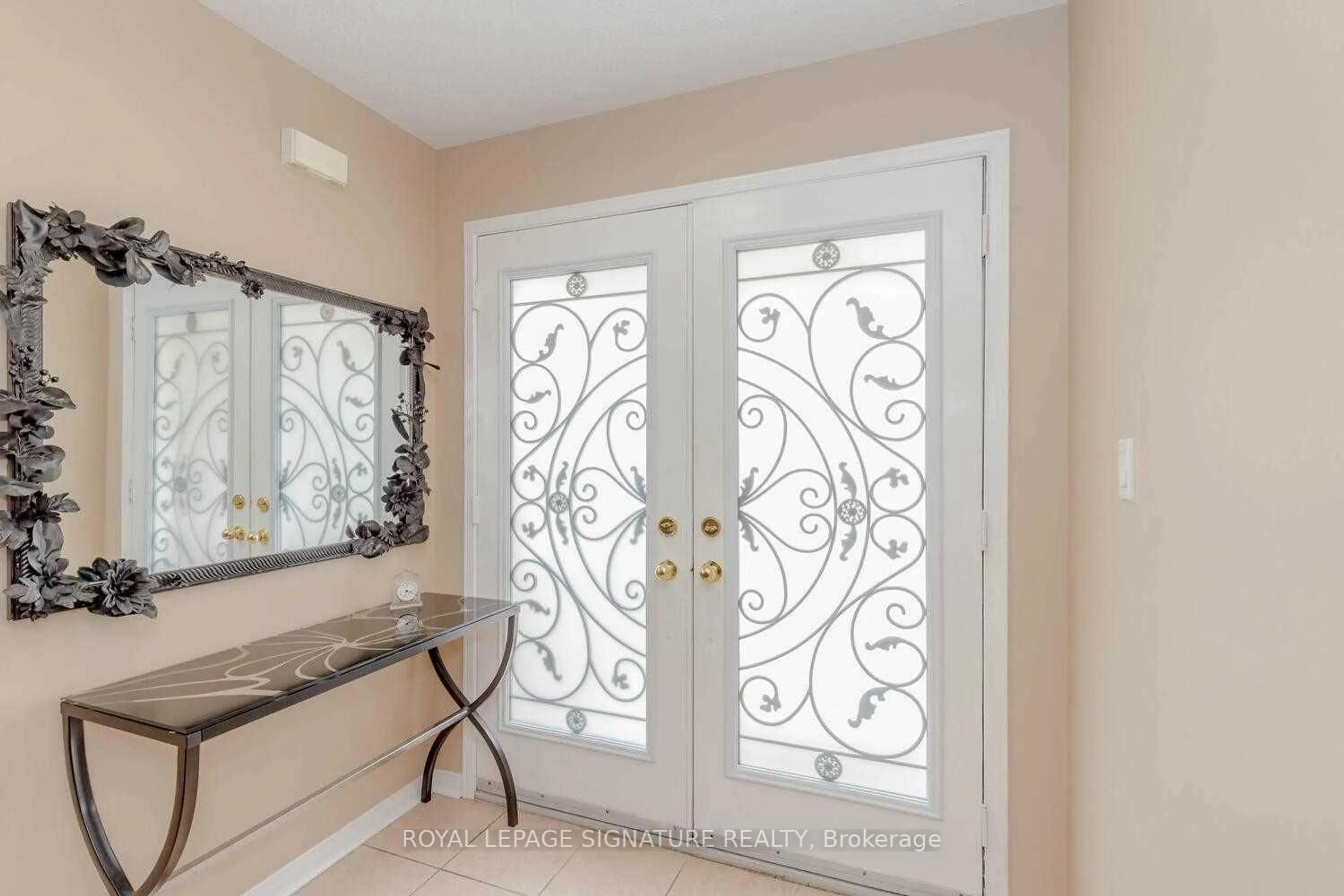 Indoor entryway for 3833 Partition Rd, Mississauga Ontario L5N 8N2