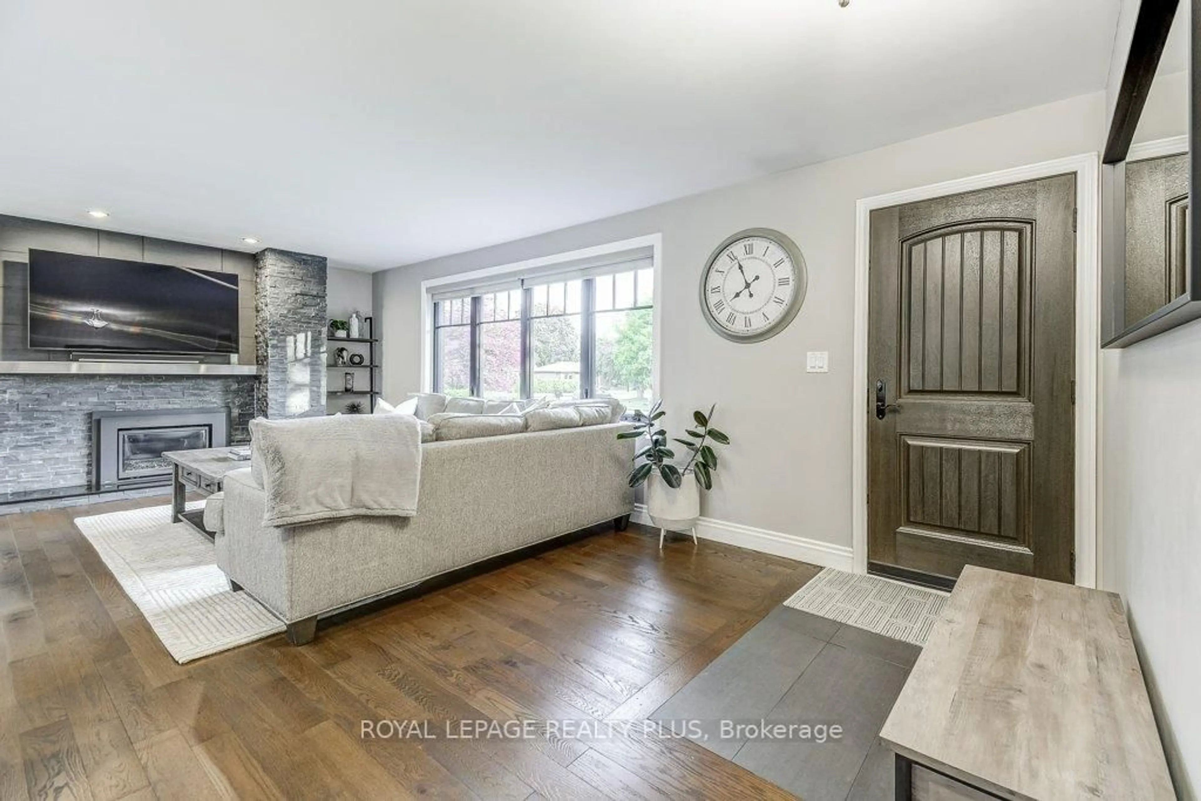 Living room with furniture, unknown for 741 George St, Burlington Ontario L7R 2V8
