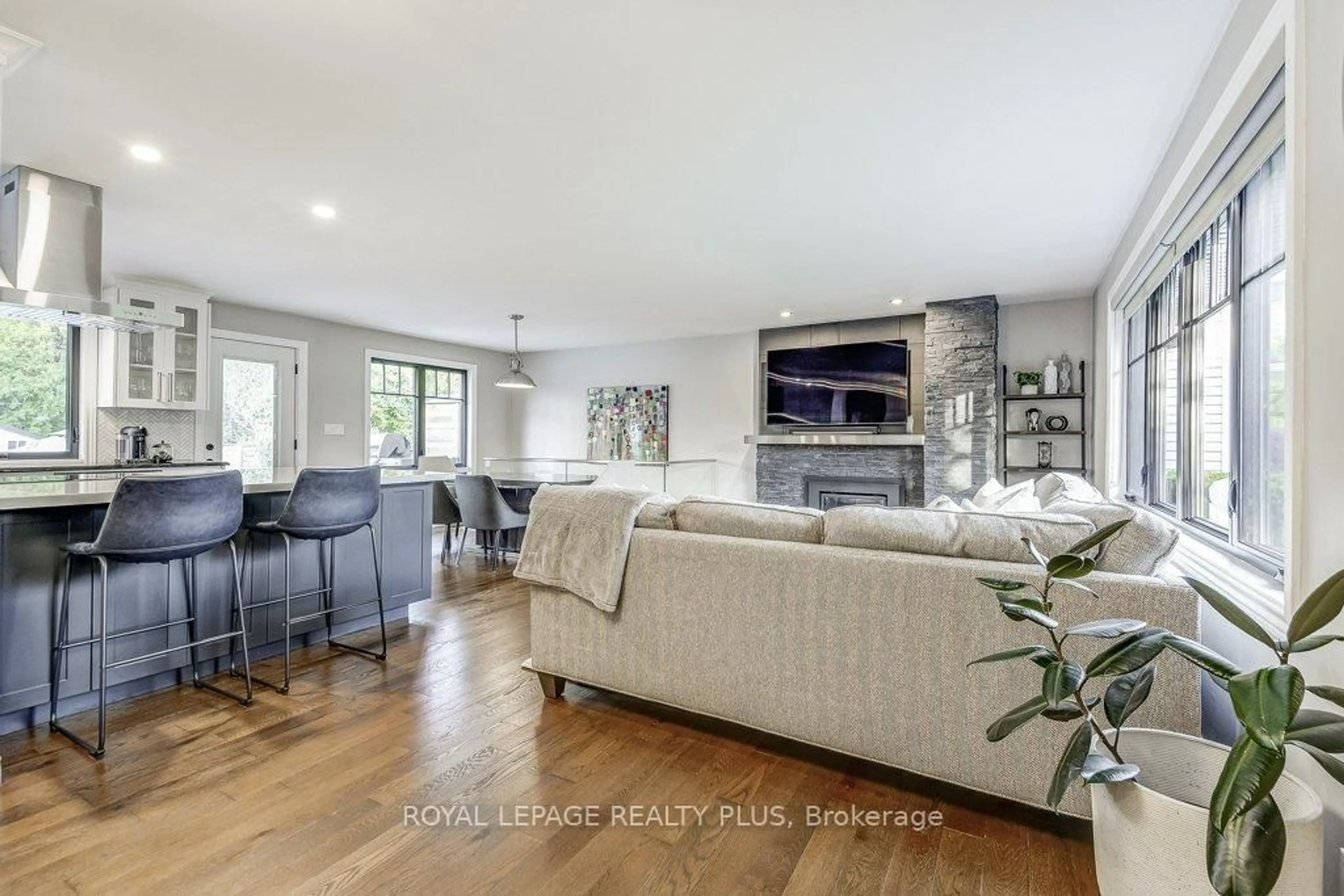 Living room with furniture, unknown for 741 George St, Burlington Ontario L7R 2V8