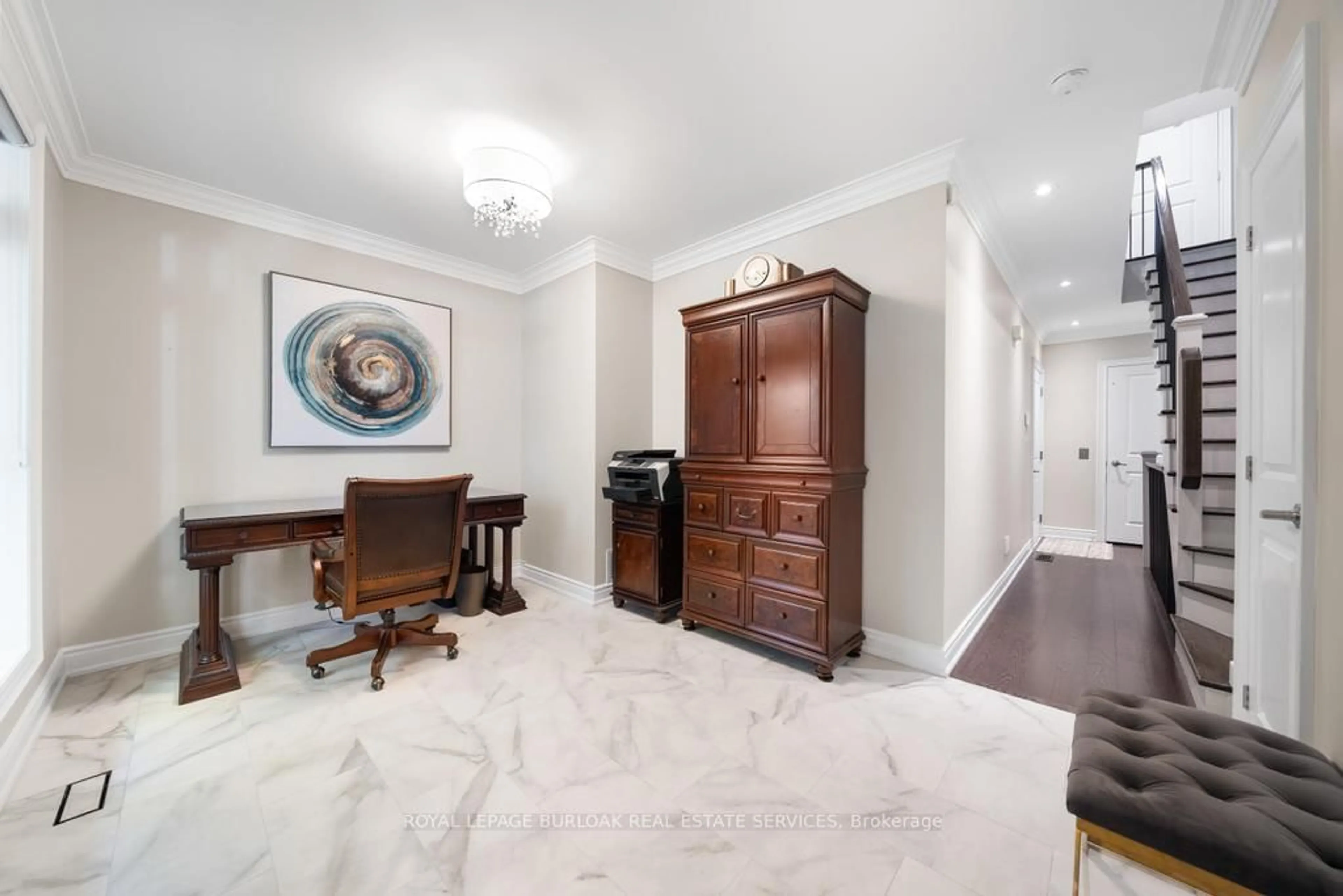 Indoor foyer for 509 Elizabeth St #7, Burlington Ontario L7R 2M4