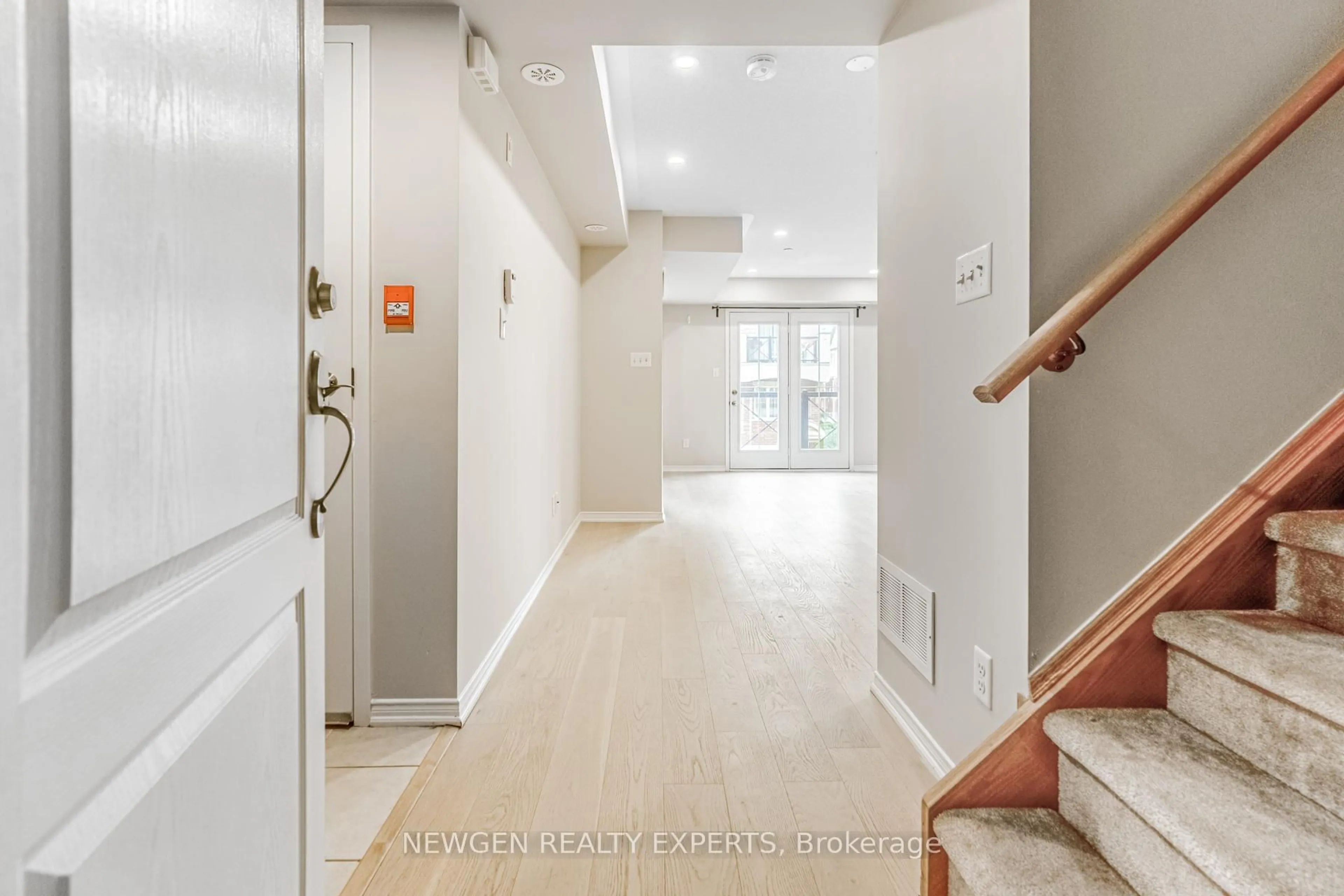 Indoor entryway for 51 Hays Blvd #27, Oakville Ontario L6H 0J1