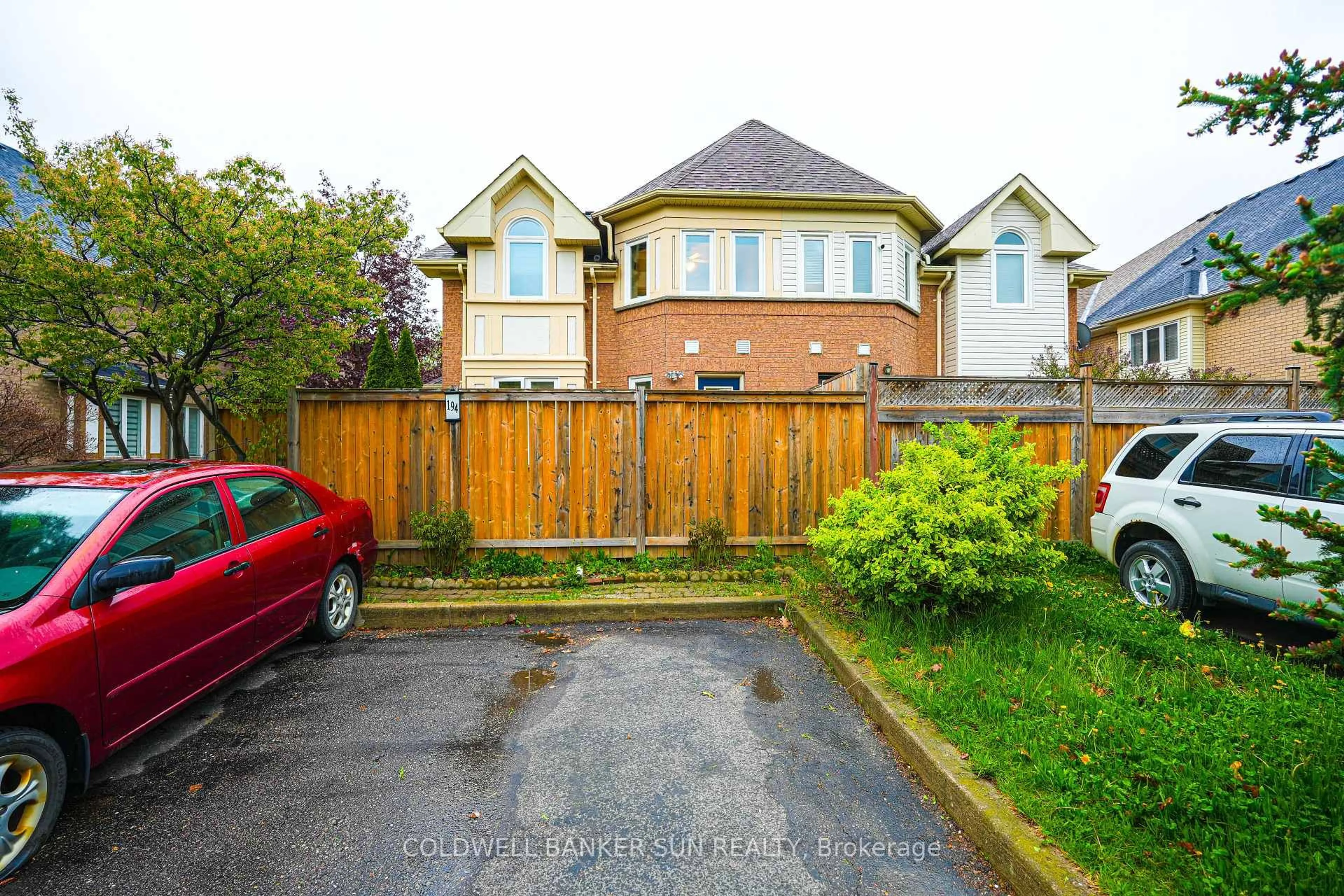 A pic from outside/outdoor area/front of a property/back of a property/a pic from drone, street for 194 Pressed Brick Dr, Brampton Ontario L6V 4K7