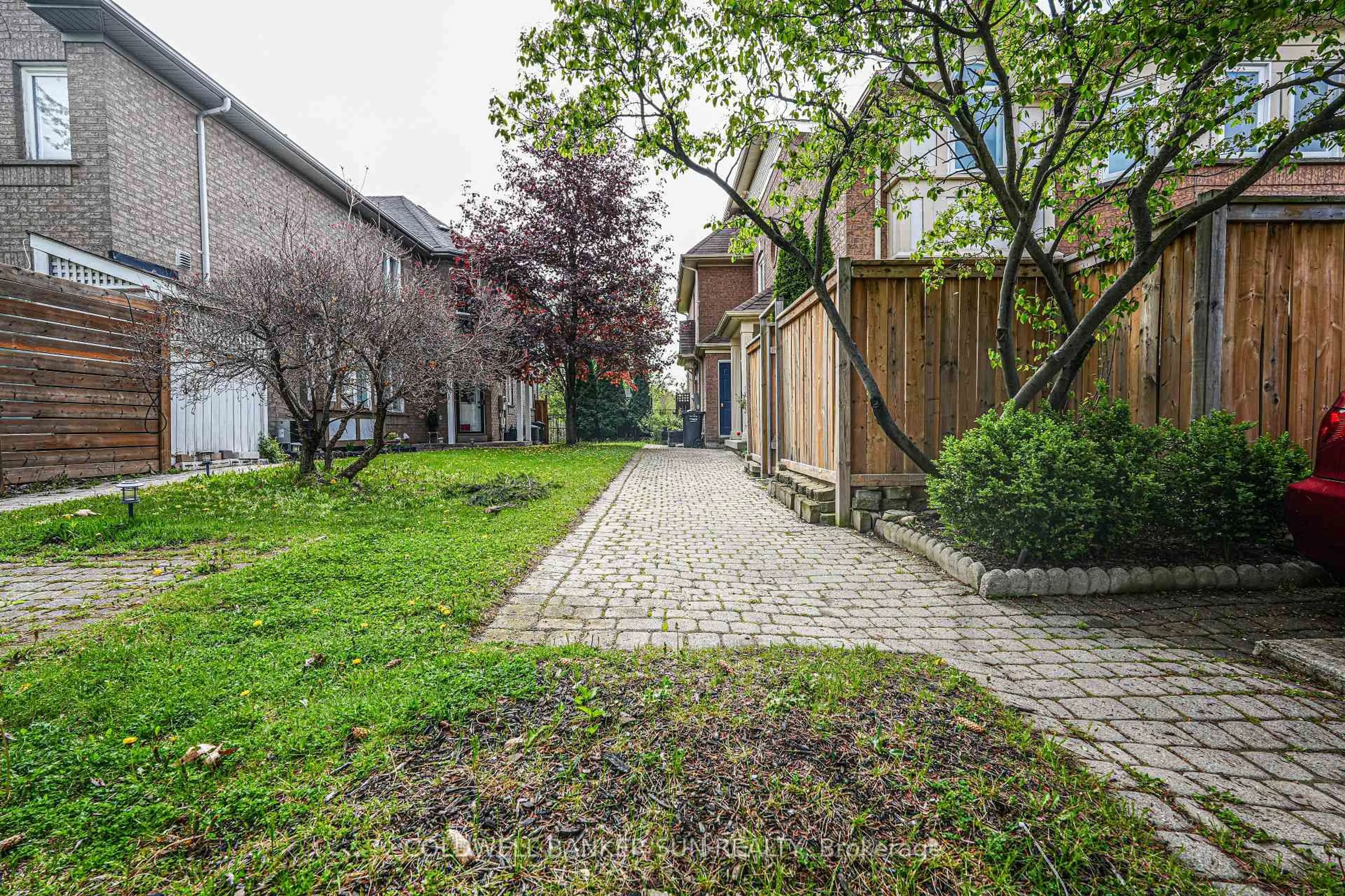 Patio, street for 194 Pressed Brick Dr, Brampton Ontario L6V 4K7