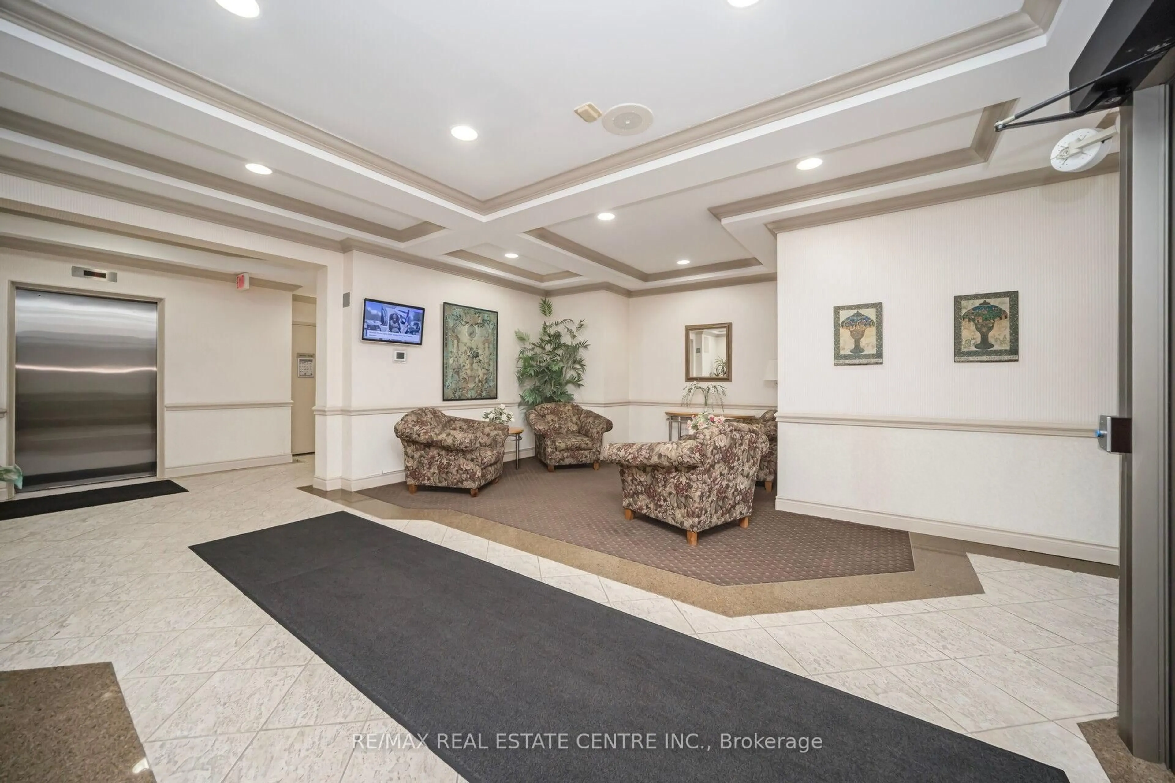 Indoor foyer for 3 Dayspring Circ #301, Brampton Ontario L6P 1B7