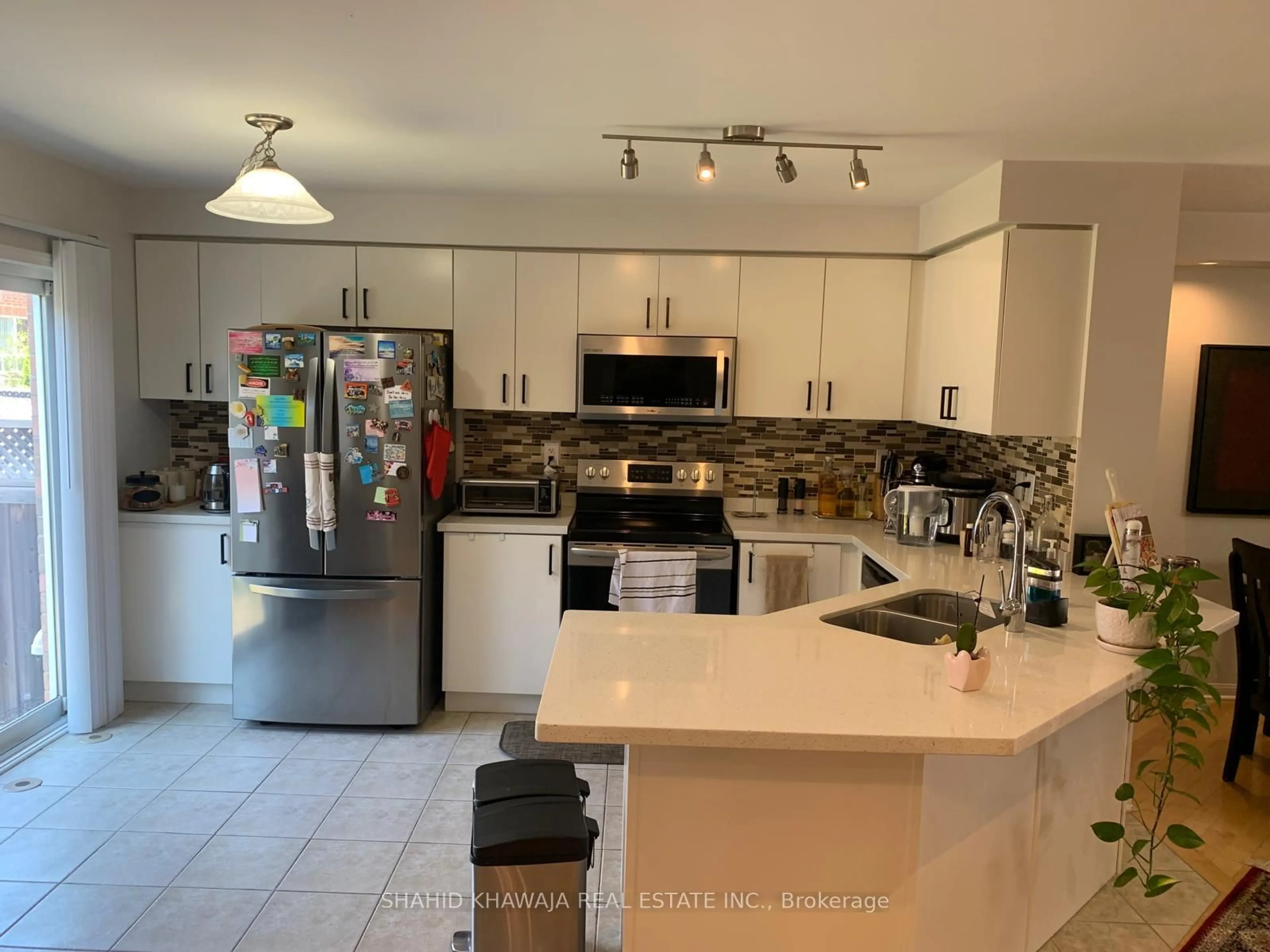 Open concept kitchen, ceramic/tile floor for 841 Gifford Cres, Milton Ontario L9T 0L2