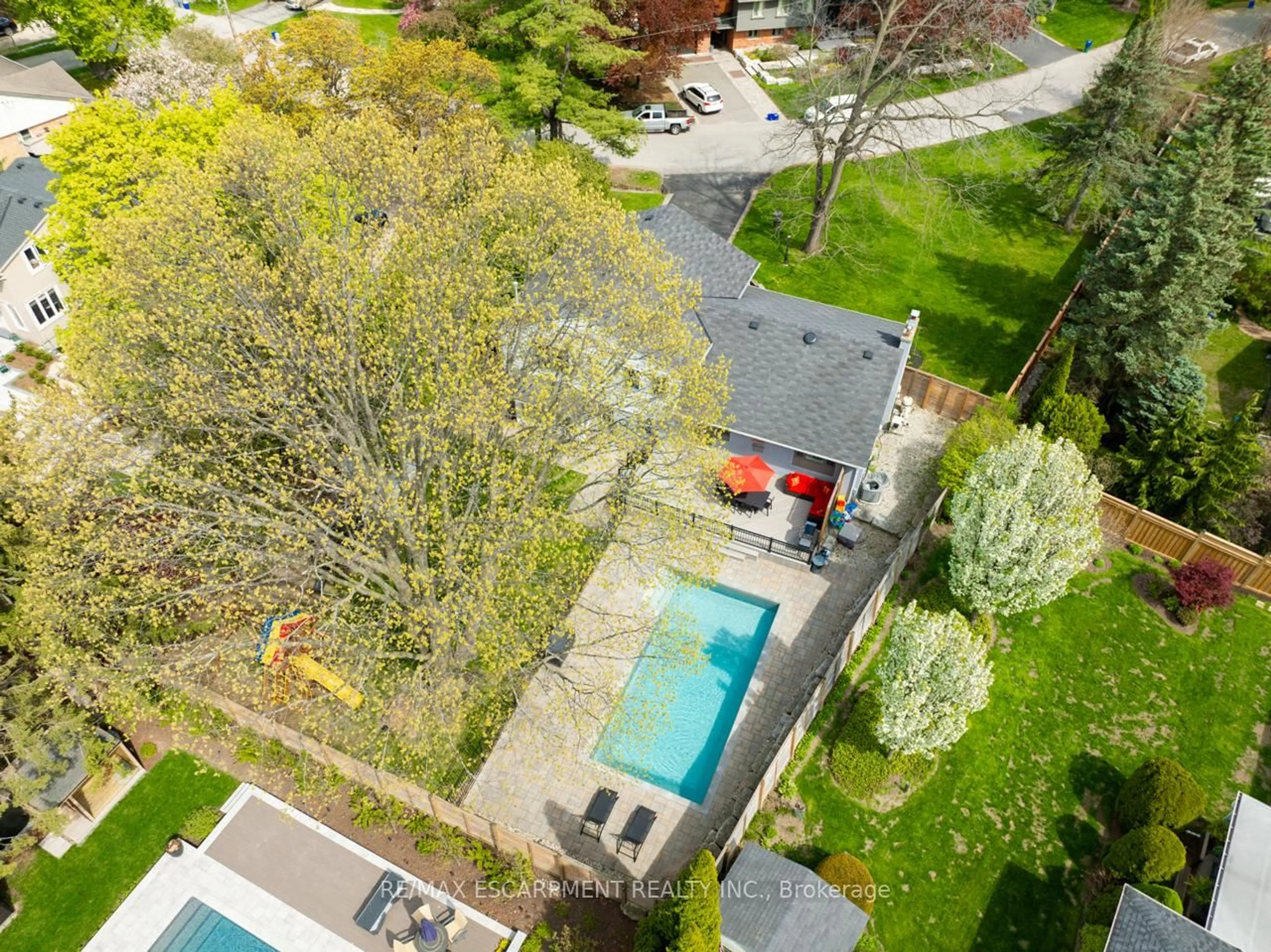 A pic from outside/outdoor area/front of a property/back of a property/a pic from drone, street for 585 Deborah Cres, Burlington Ontario L7T 2N2