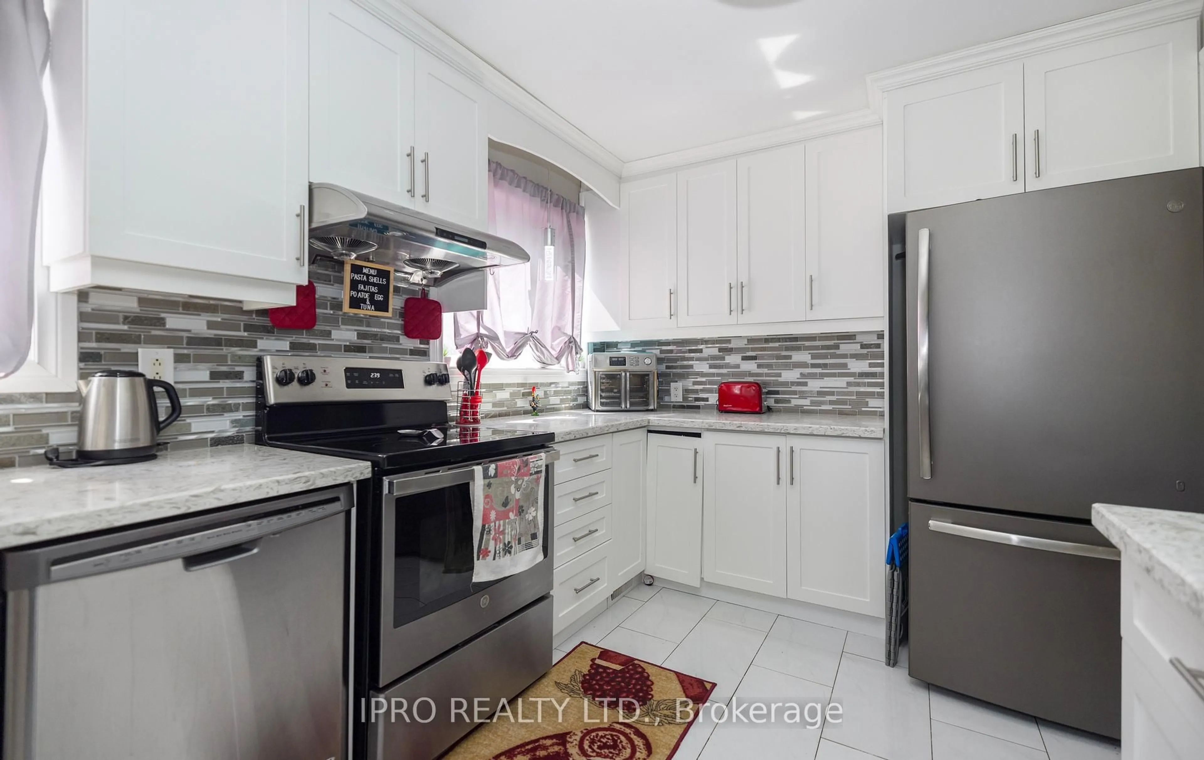 Standard kitchen, ceramic/tile floor for 170 Clarence St, Brampton Ontario L6W 1S9