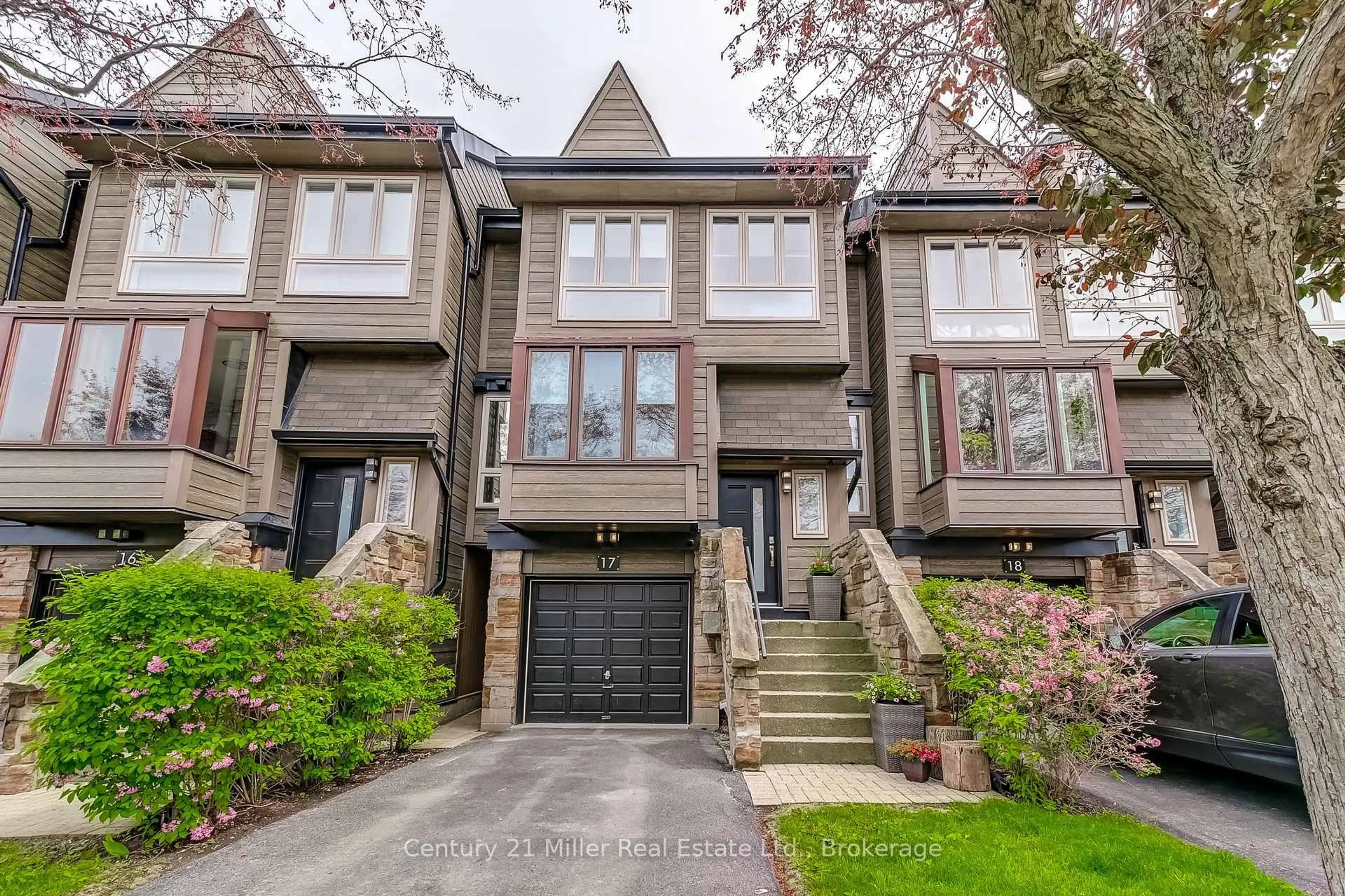 Home with brick exterior material, street for 1120 Queens Ave #17, Oakville Ontario L6H 2B5