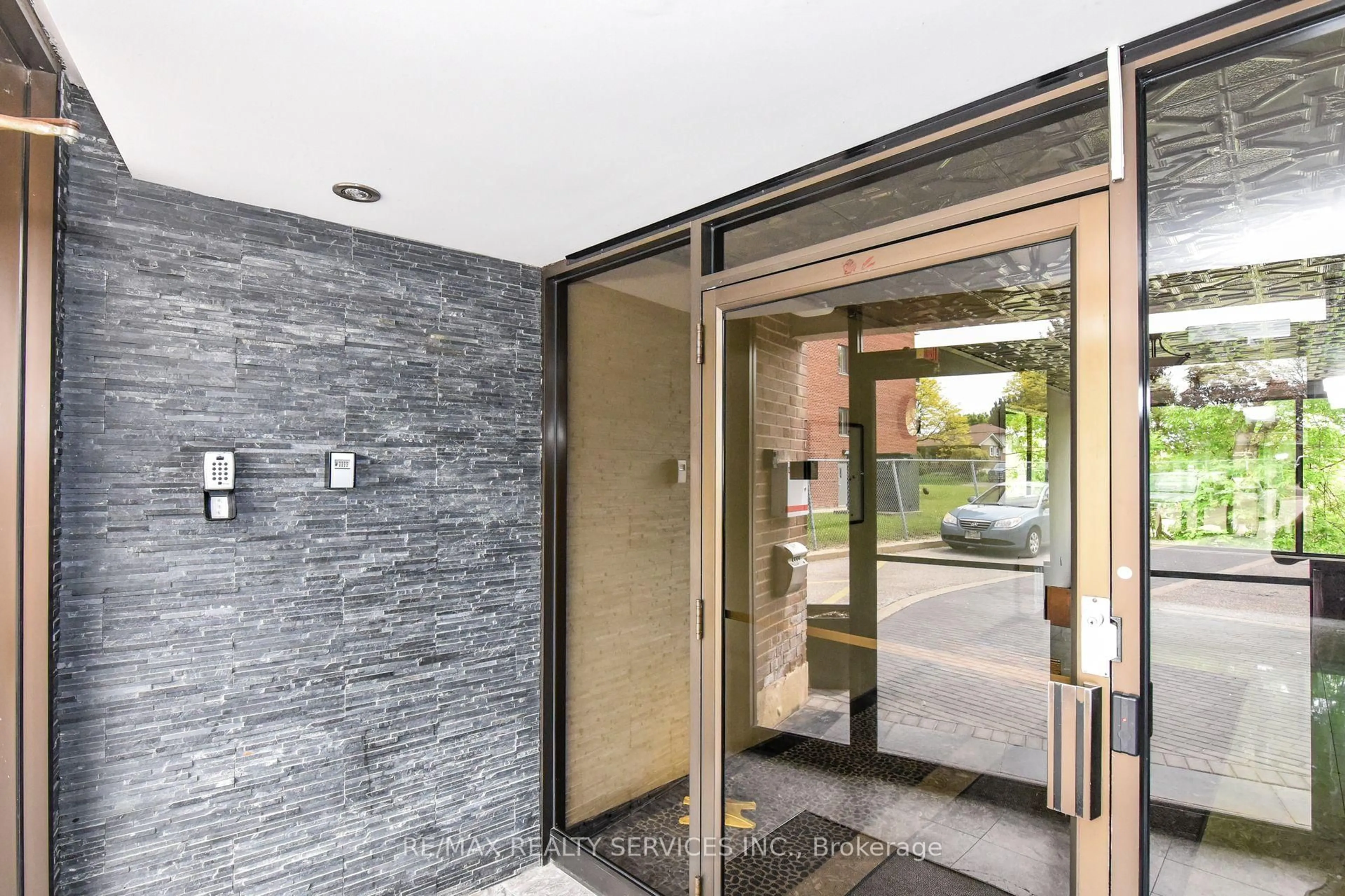 Indoor foyer for 188 Mill St #213, Brampton Ontario L6Y 1T8