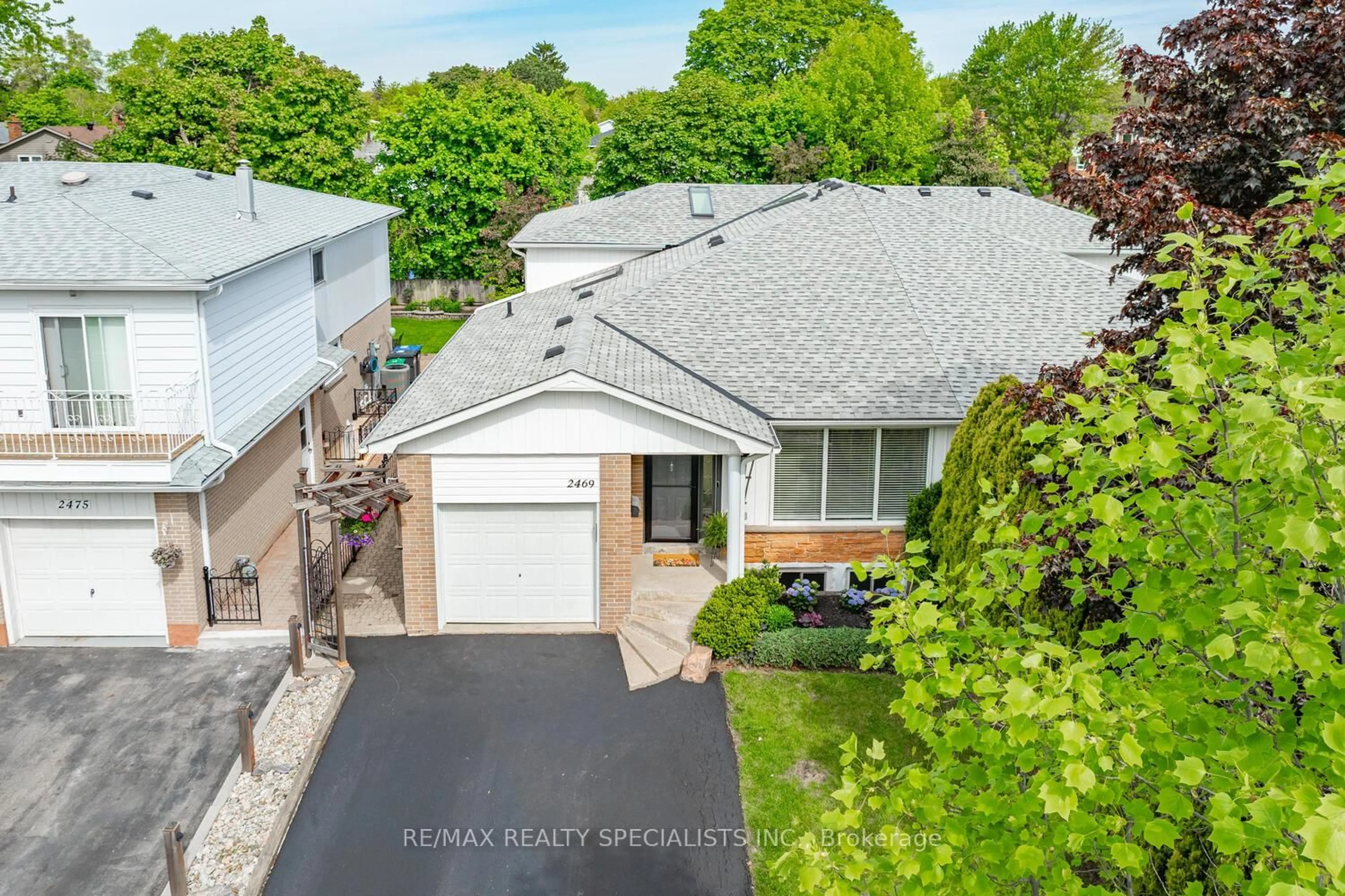 A pic from outside/outdoor area/front of a property/back of a property/a pic from drone, street for 2469 Glamworth Cres, Mississauga Ontario L5K 1G4