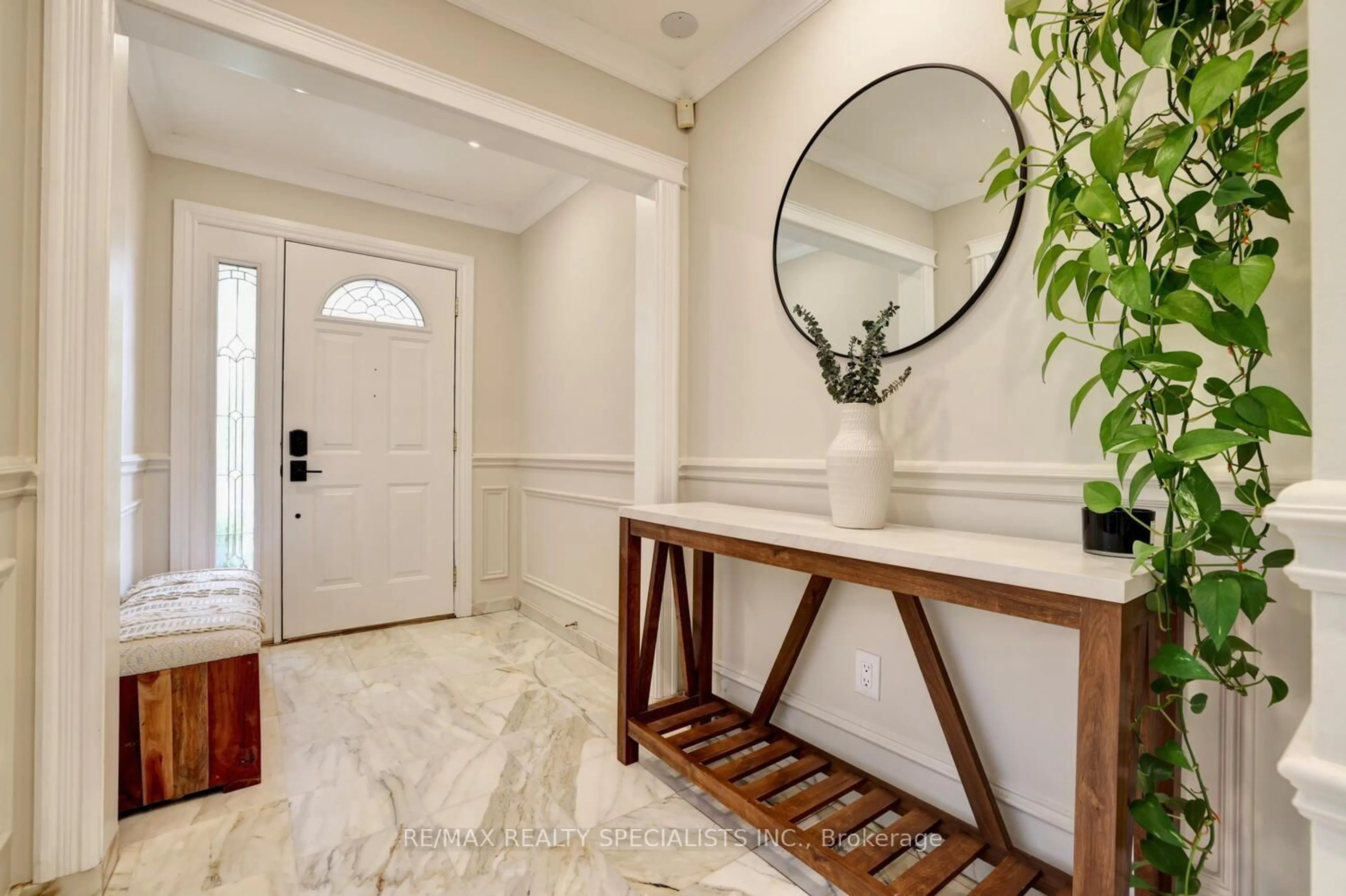 Indoor entryway for 2469 Glamworth Cres, Mississauga Ontario L5K 1G4