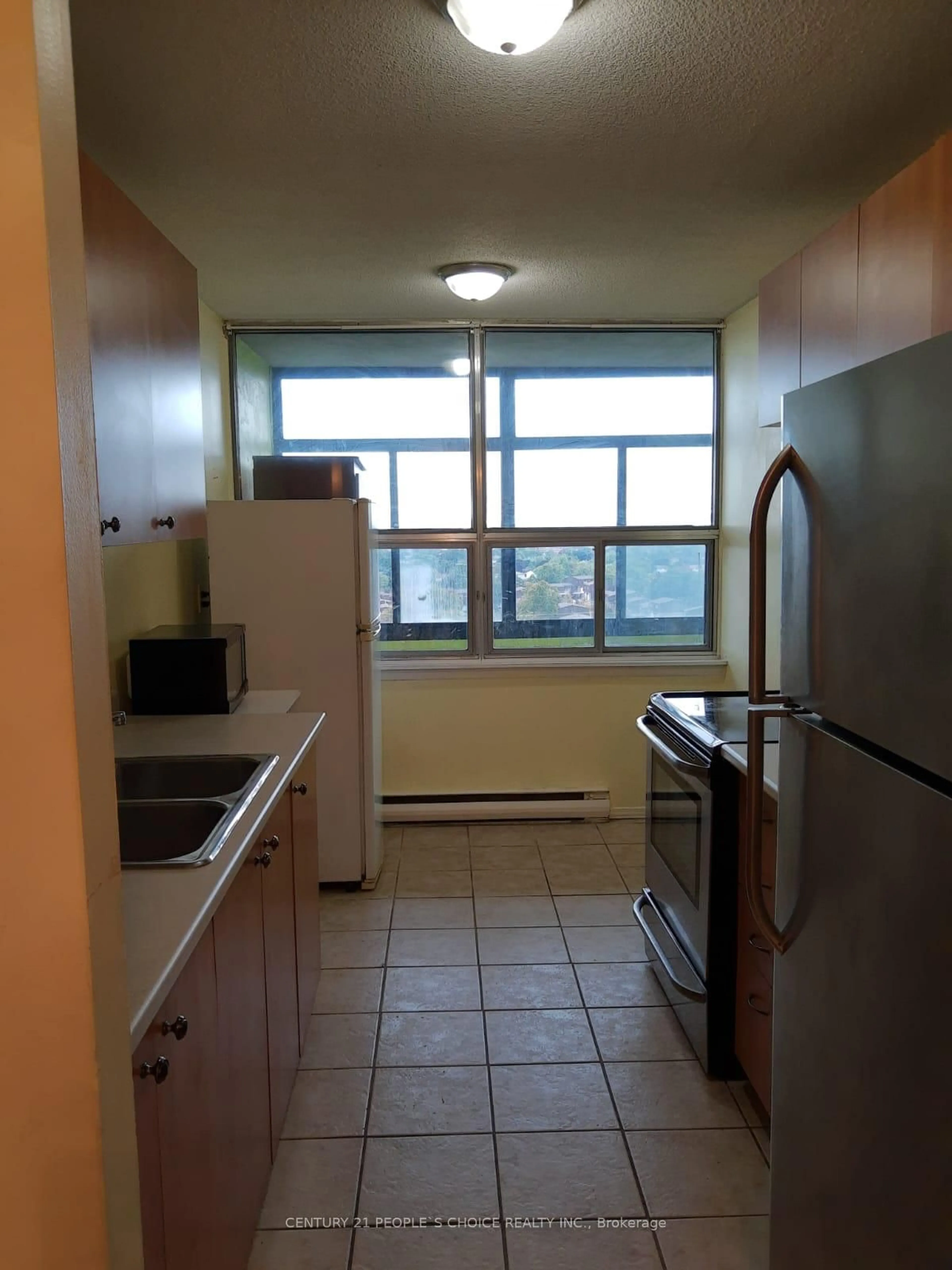 Standard kitchen, ceramic/tile floor for 15 Kensington Rd #1405, Brampton Ontario L6T 3W2