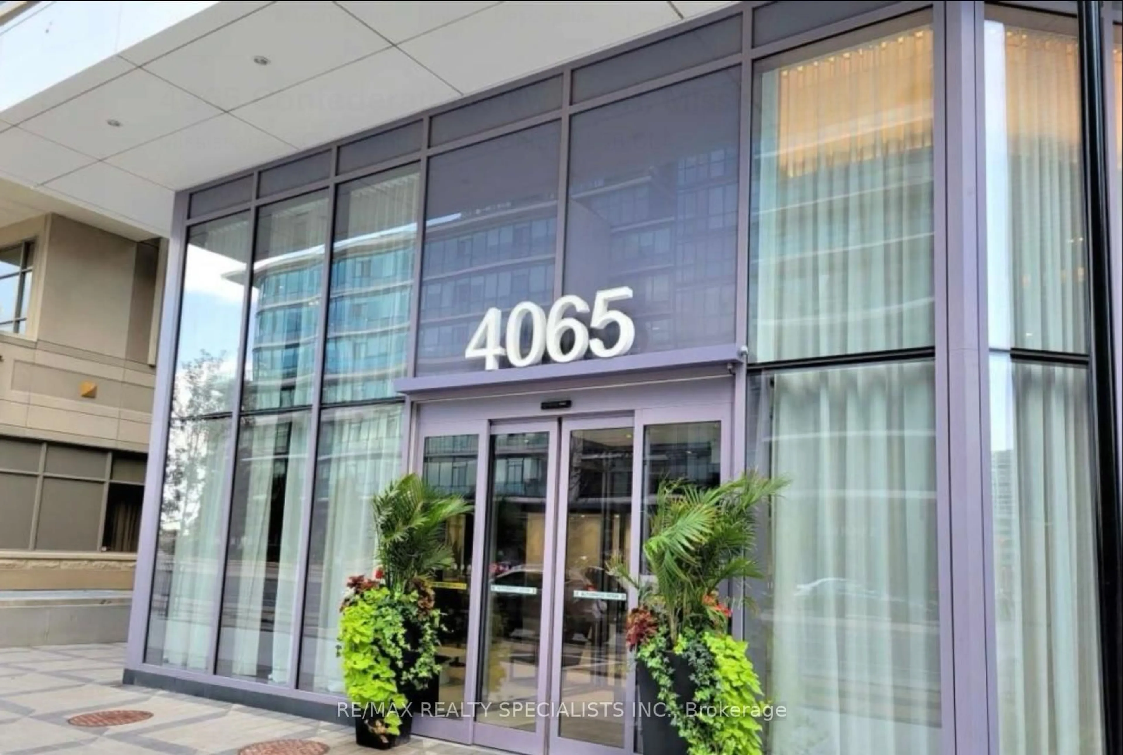 Indoor foyer for 4065 Confederation Pkwy #908, Mississauga Ontario L5B 0L4