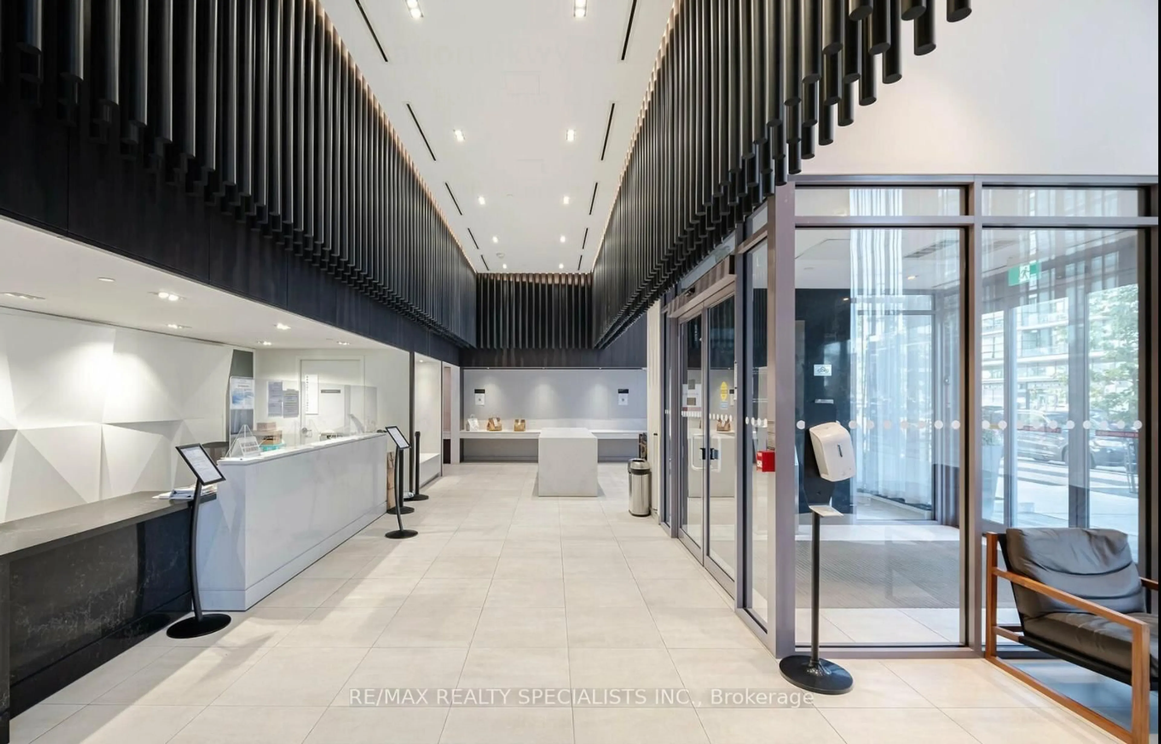 Indoor foyer for 4065 Confederation Pkwy #908, Mississauga Ontario L5B 0L4