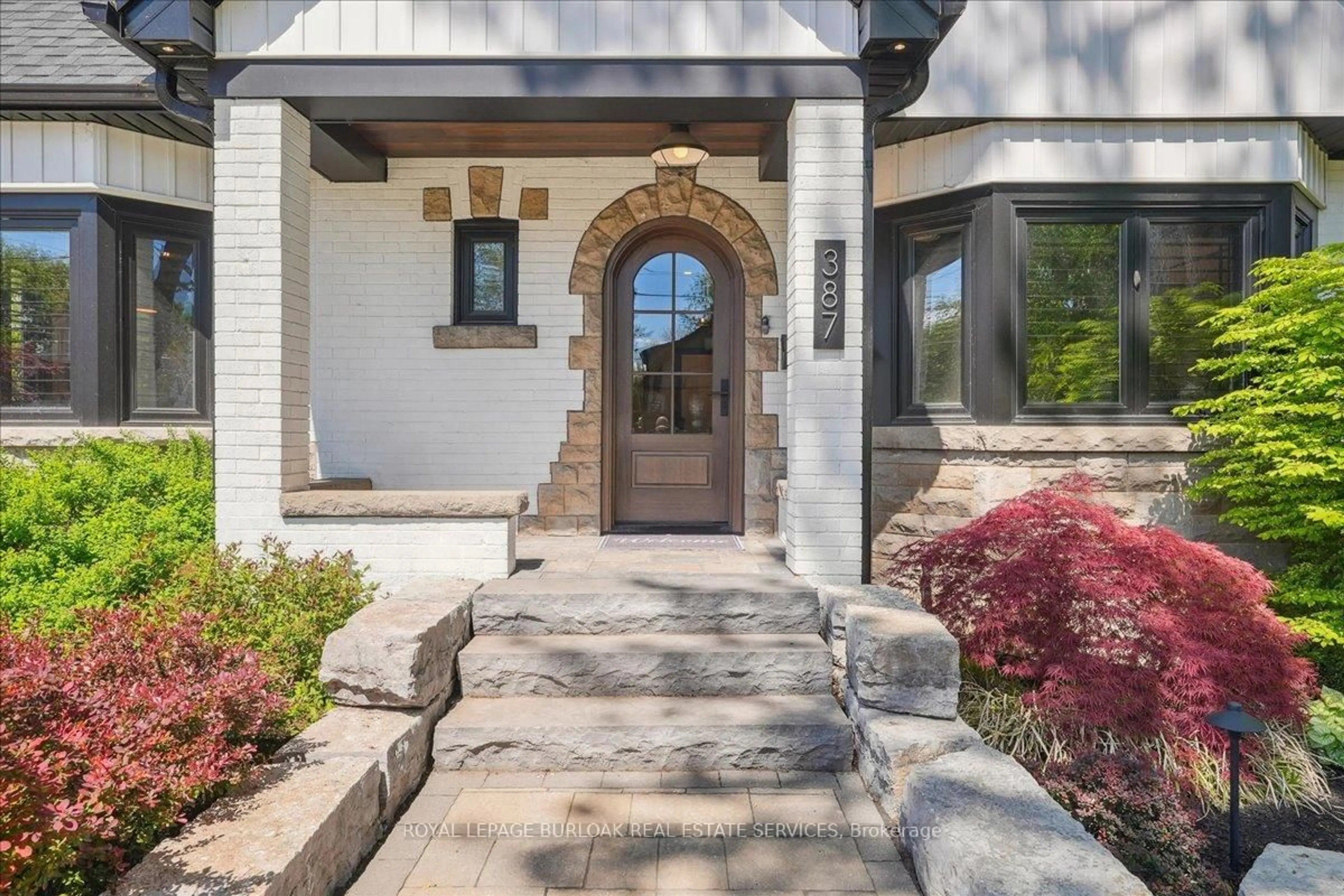 Indoor entryway for 387 Seneca Ave, Burlington Ontario L7R 3A1