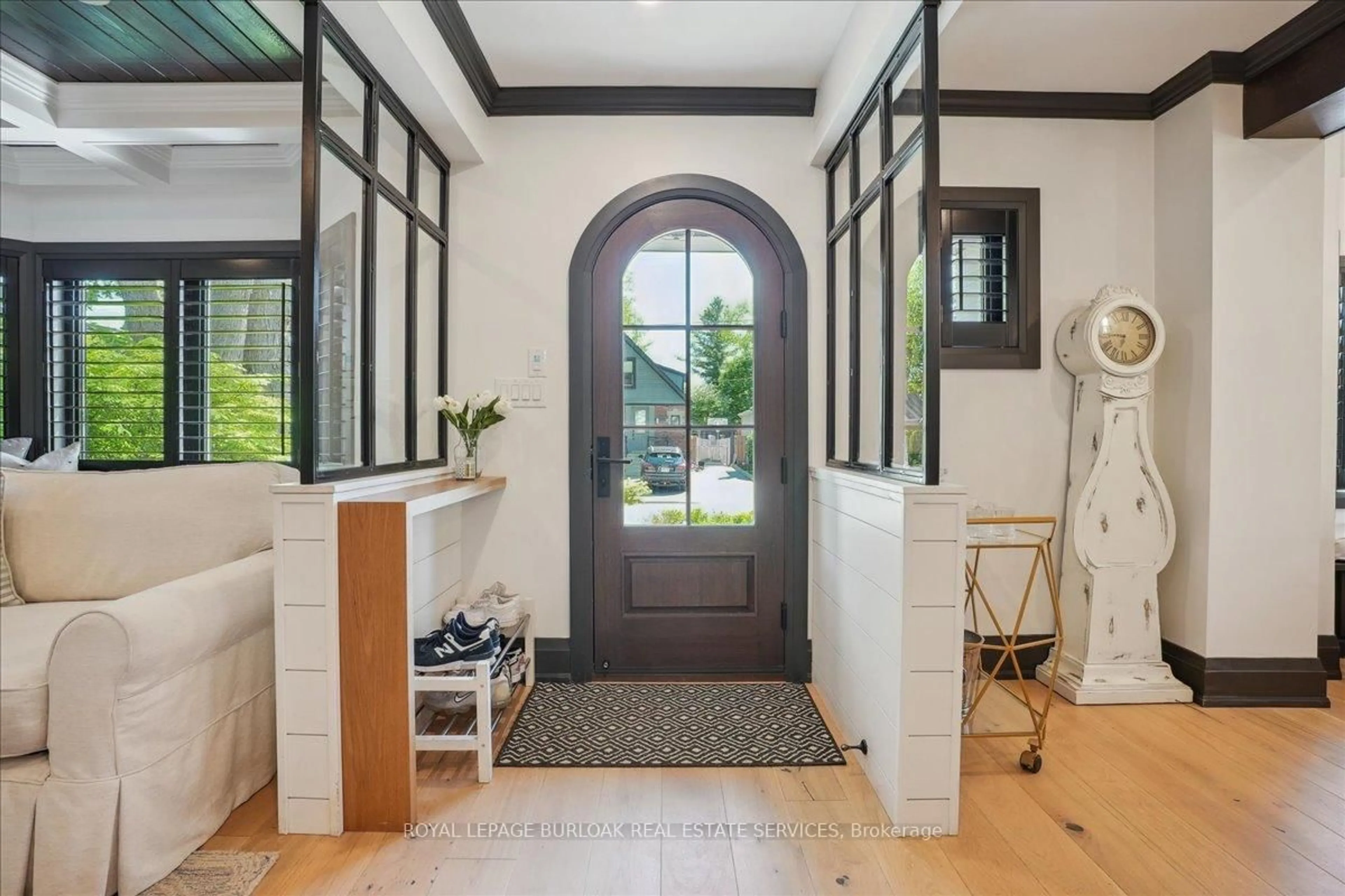 Indoor entryway for 387 Seneca Ave, Burlington Ontario L7R 3A1