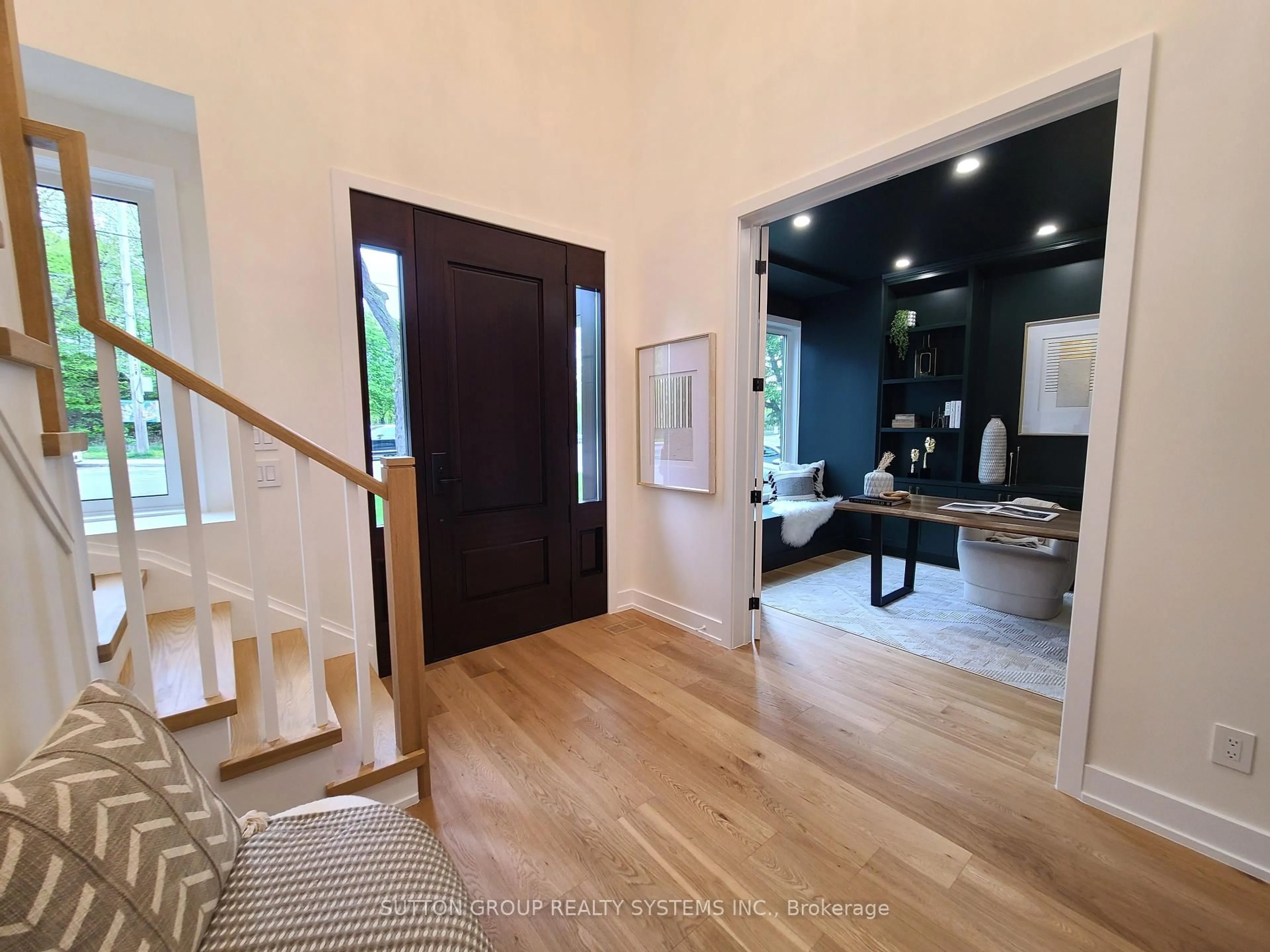 Indoor entryway for 21 South Kingsway, Toronto Ontario M6S 3T2