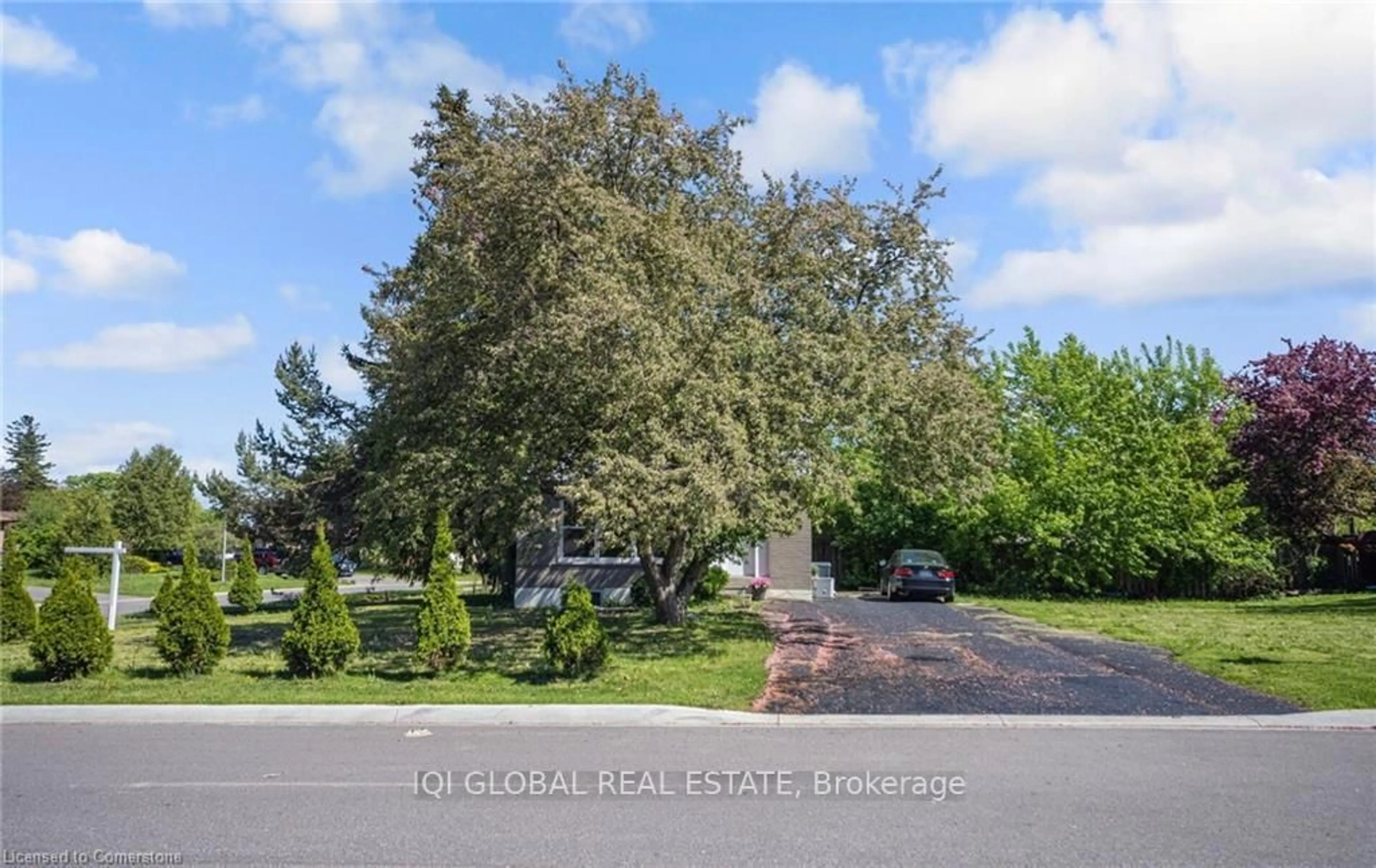 A pic from outside/outdoor area/front of a property/back of a property/a pic from drone, water/lake/river/ocean view for 1 Finchley Cres, Brampton Ontario L6T 3P5