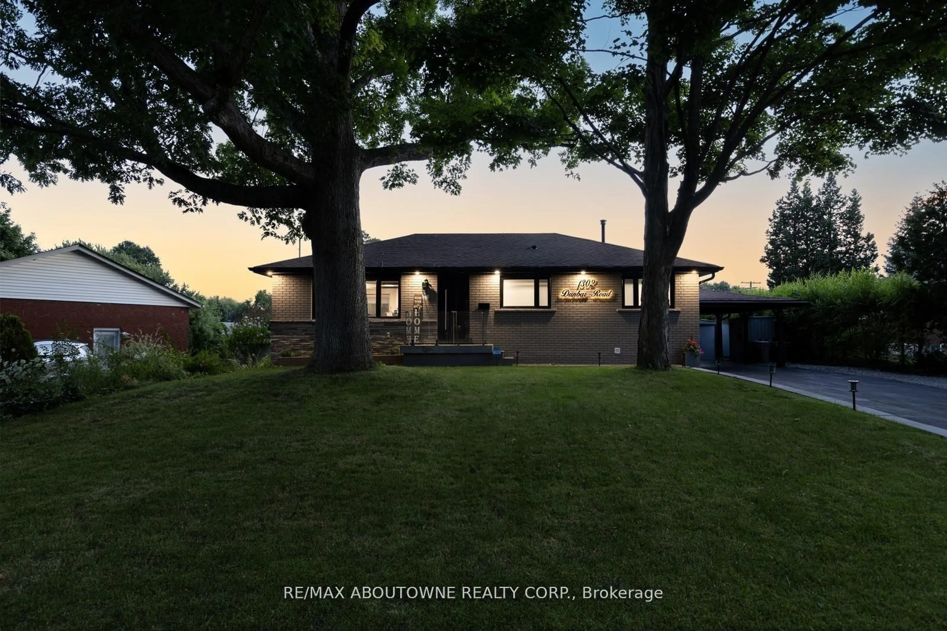 A pic from outside/outdoor area/front of a property/back of a property/a pic from drone, mountain view for 1302 Dunbar Rd, Burlington Ontario L7P 2J9