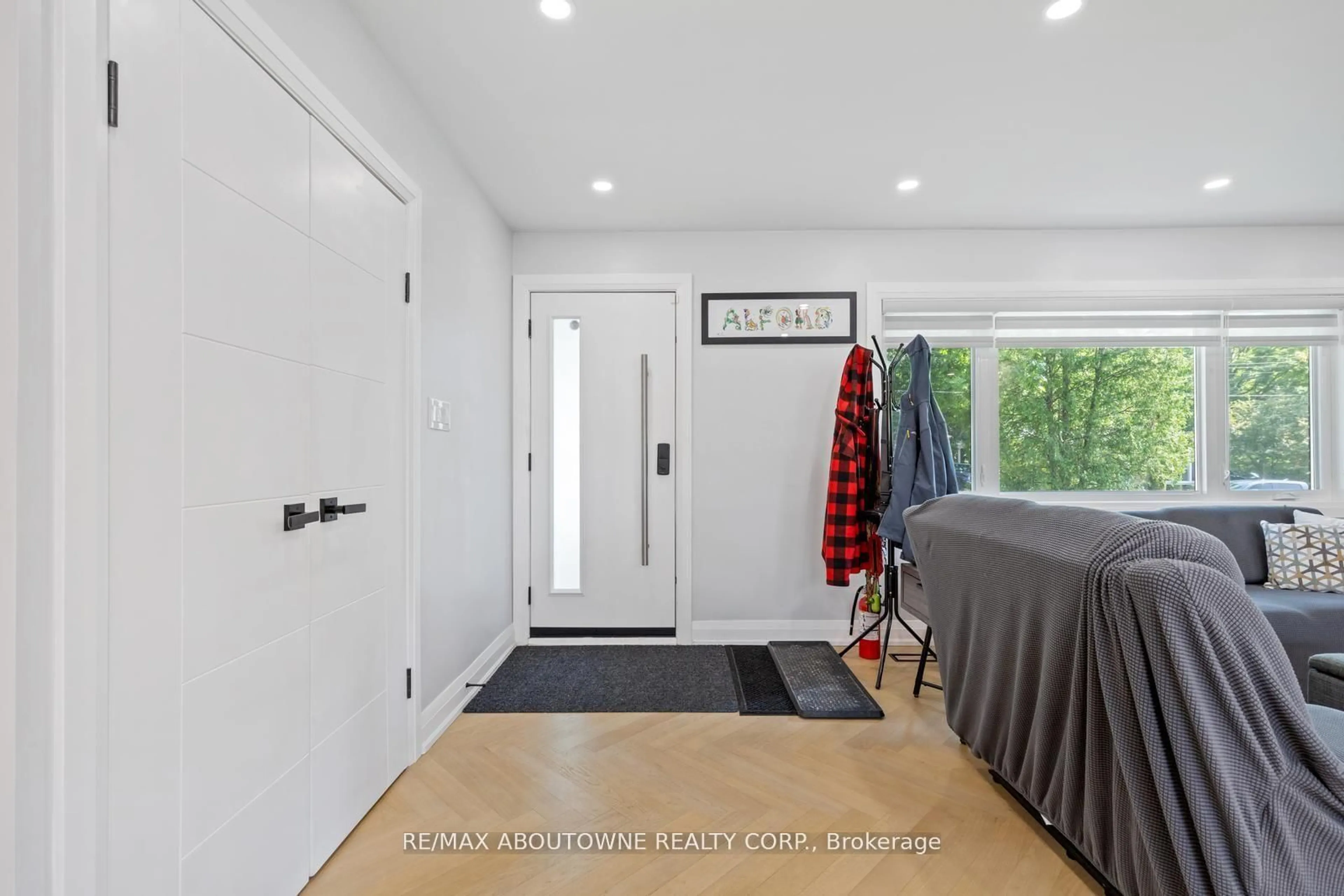 Indoor entryway for 1302 Dunbar Rd, Burlington Ontario L7P 2J9