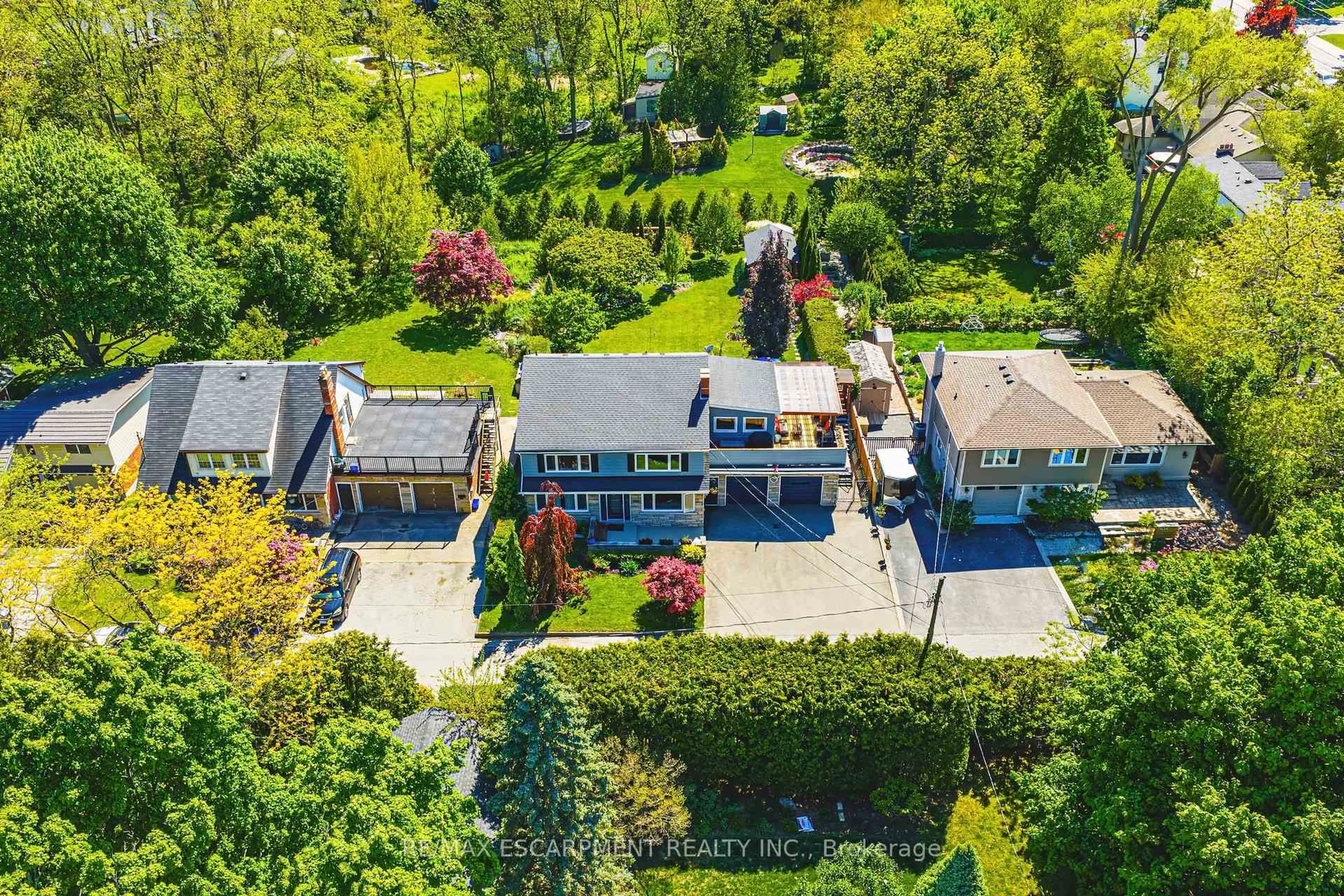 A pic from outside/outdoor area/front of a property/back of a property/a pic from drone, street for 898 Herberton Pl, Burlington Ontario L7T 2K5