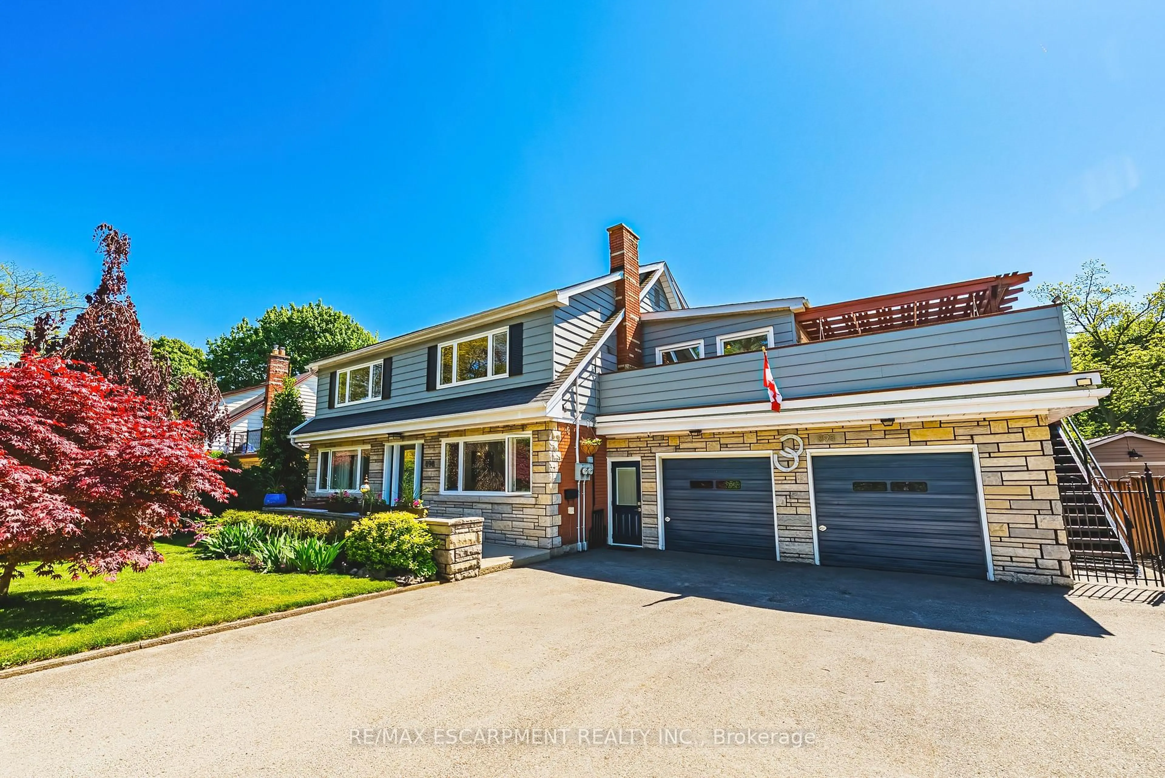 A pic from outside/outdoor area/front of a property/back of a property/a pic from drone, street for 898 Herberton Pl, Burlington Ontario L7T 2K5
