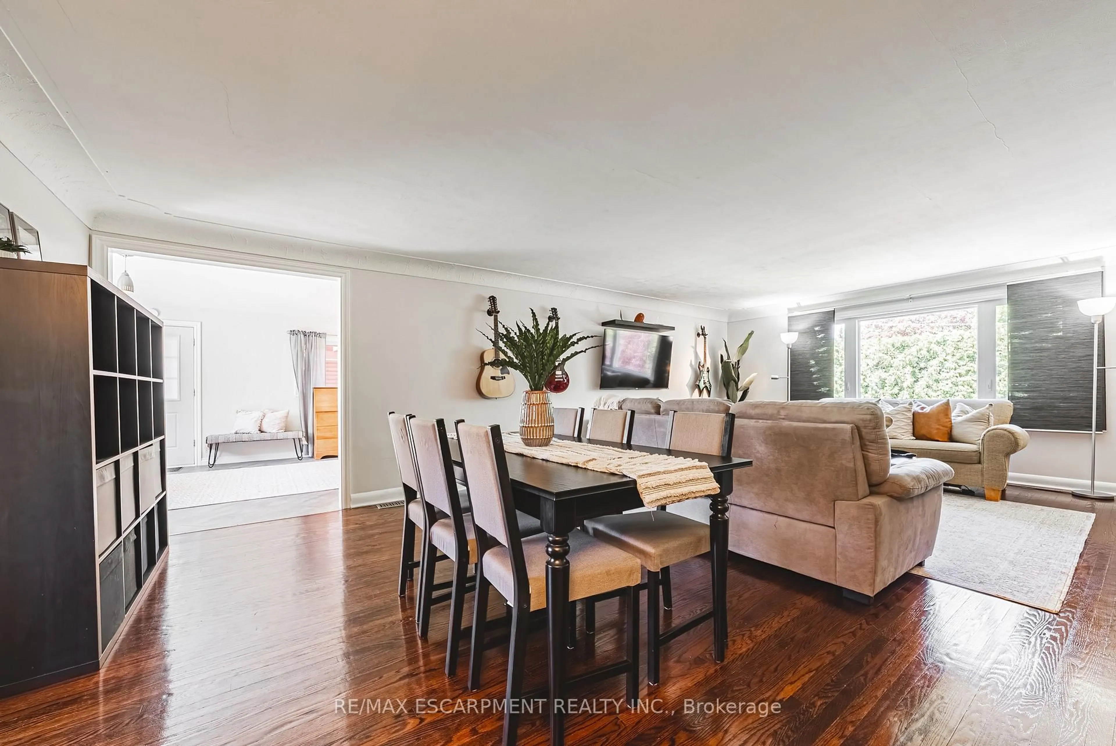 Living room with furniture, wood/laminate floor for 898 Herberton Pl, Burlington Ontario L7T 2K5